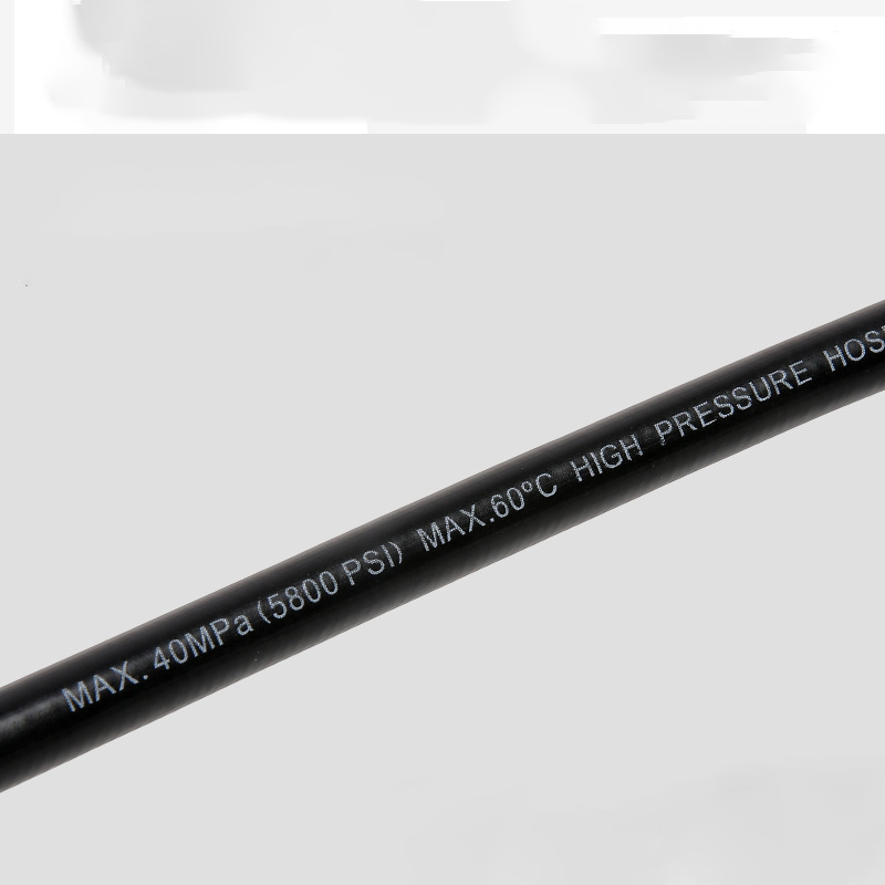 Schwarzer Schlauch mit weißer Beschriftung: MAX. 40MPA (5800 PSI) MAX. 60°C HIGH PRESSURE HOSE.