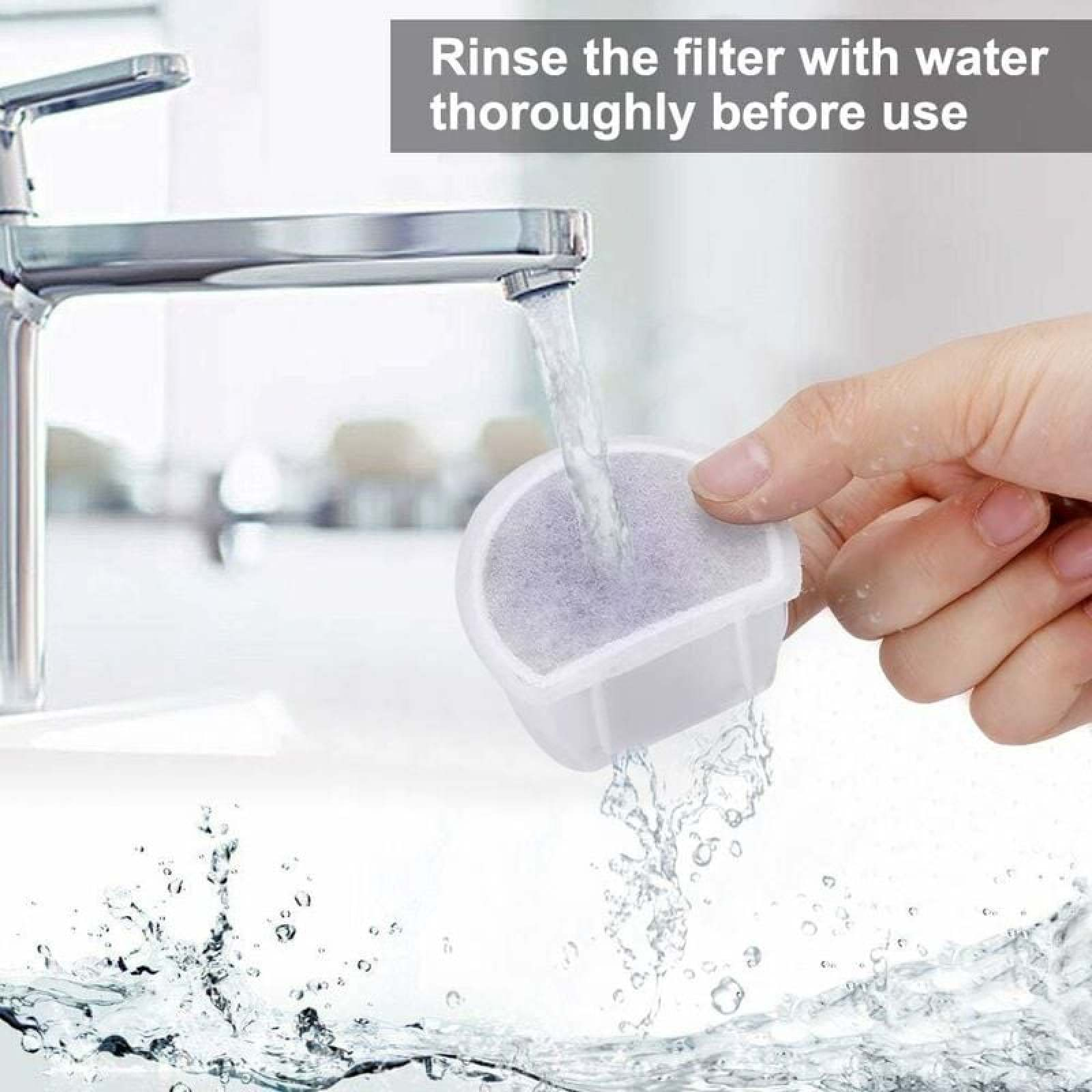 Eine Hand hält einen Wasserfilter unter fließendes Wasser aus einem Wasserhahn.