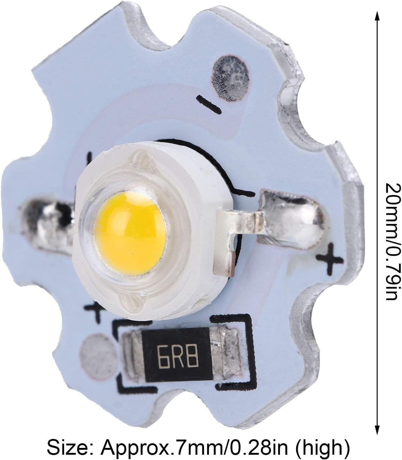Eine weiße LED auf einer Leiterplatte mit 6R8-Kennzeichnung.