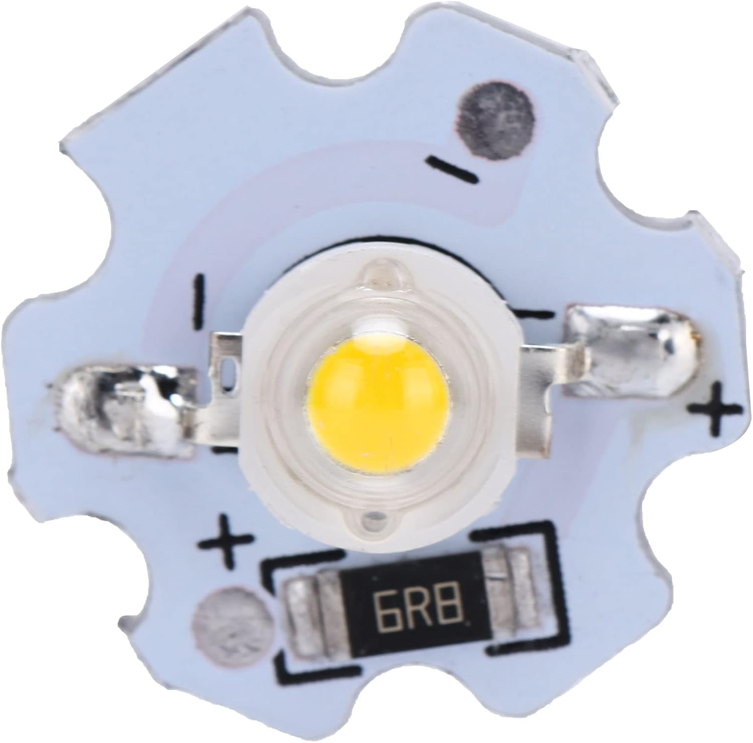 Ein einzelner gelber LED-Chip auf einer weißen Platine mit Metallanschlüssen und Markierungen.