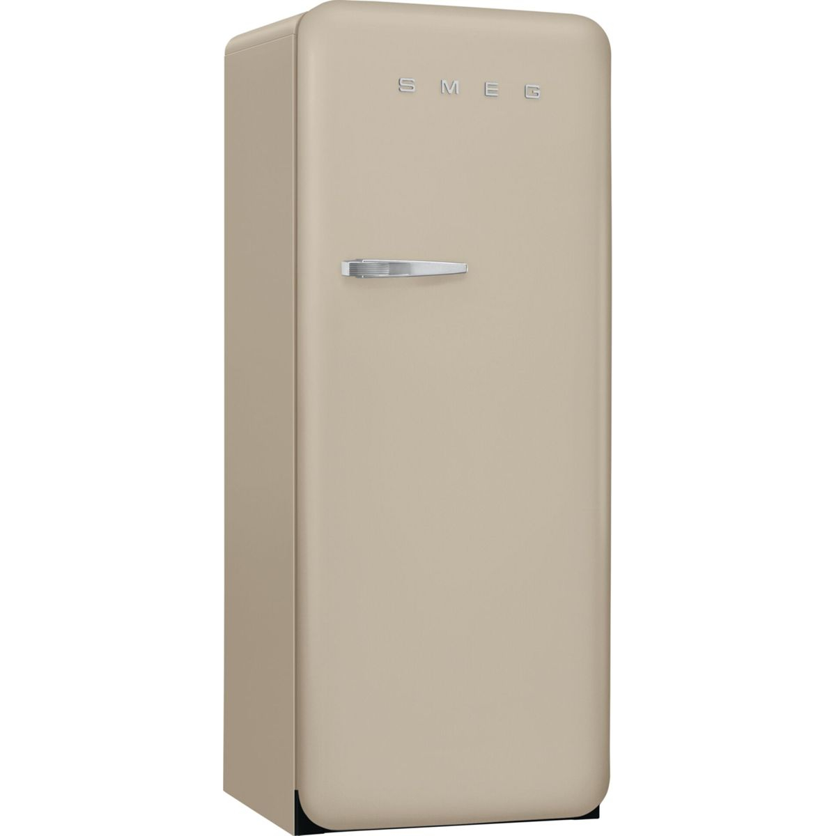 Ein beigefarbener Smeg-Kühlschrank mit Chromgriff, leicht schräg betrachtet, der sein Retro-Design zeigt.
