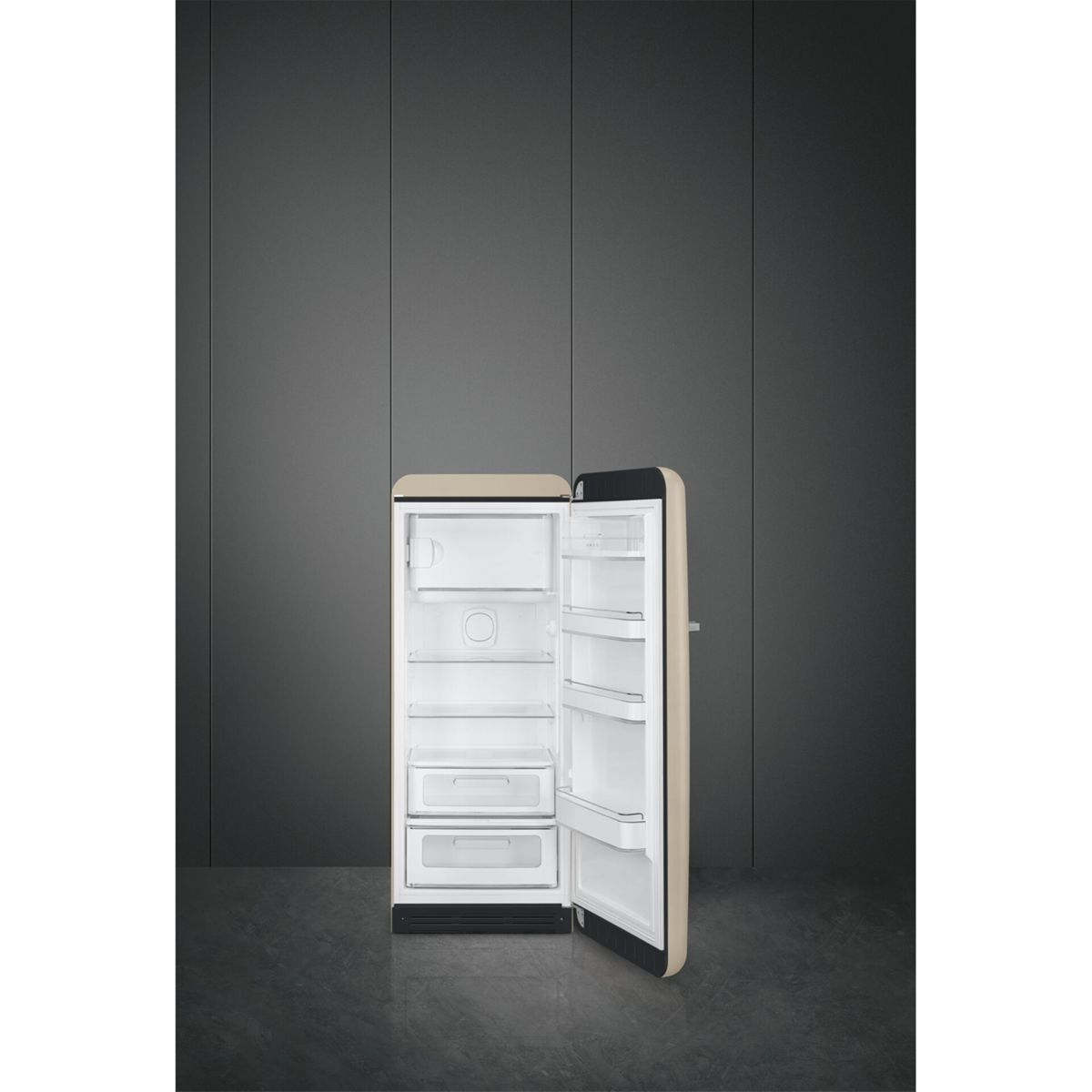 Ein offener, cremefarbener Kühlschrank mit weißen Einlegeböden und Schubladen vor einem dunklen Hintergrund.