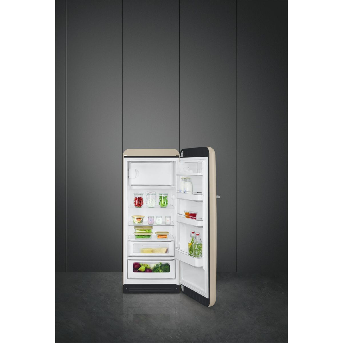 Ein offener Kühlschrank mit Lebensmitteln wie Gemüse, Obst und Getränken.