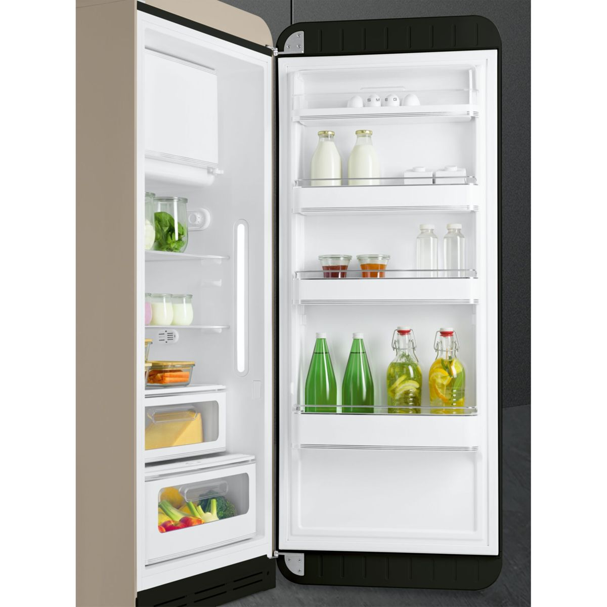Offener Kühlschrank mit Lebensmitteln: Flaschen, Gläser, Eier und Gemüse.