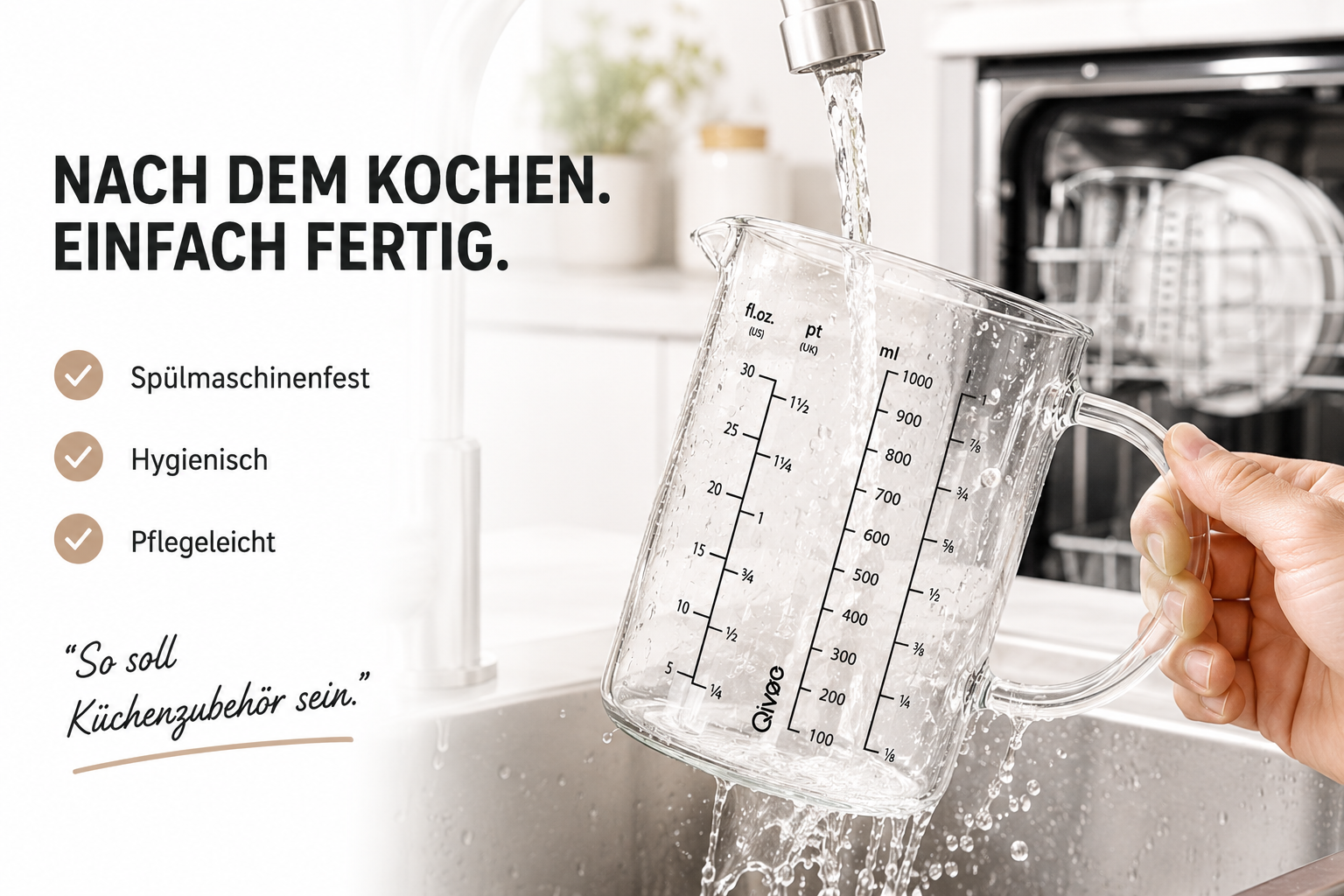 Ein Glasmessbecher wird unter fließendem Wasser in einer Spüle gereinigt, daneben sind Vorteile aufgelistet.