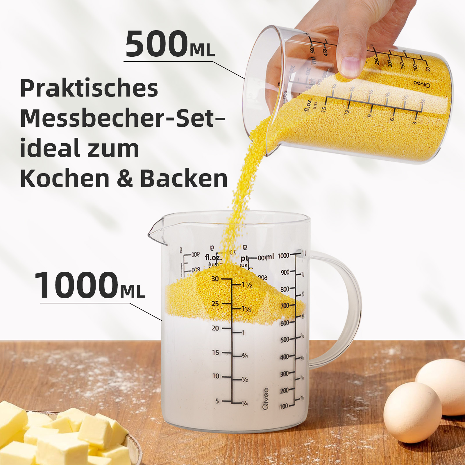 Gelber Grieß wird in einen Messbecher mit weißem Mehl gegossen. Butter und Eier liegen daneben.