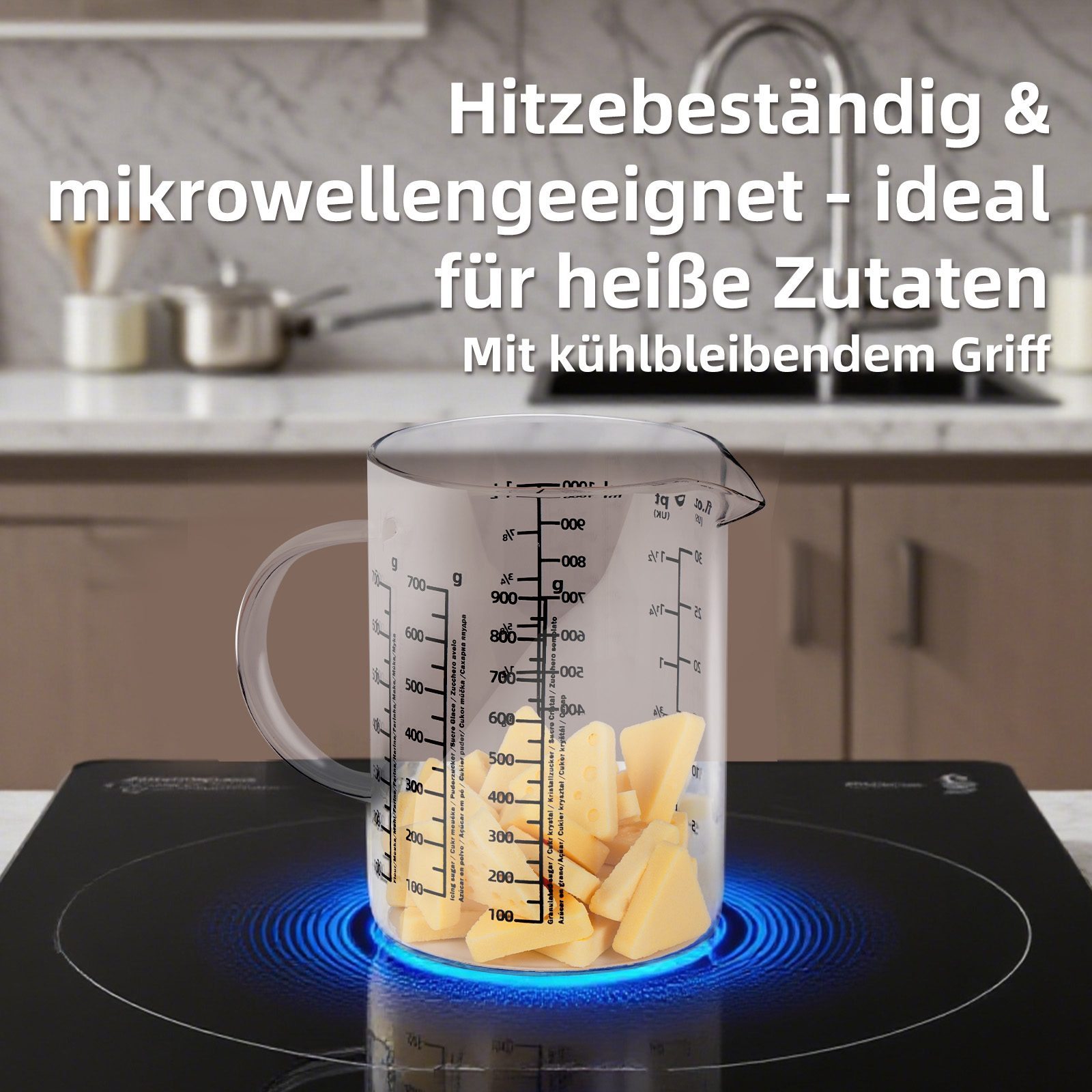 Ein Glasmessbecher mit Käsewürfeln steht auf einem Induktionskochfeld.