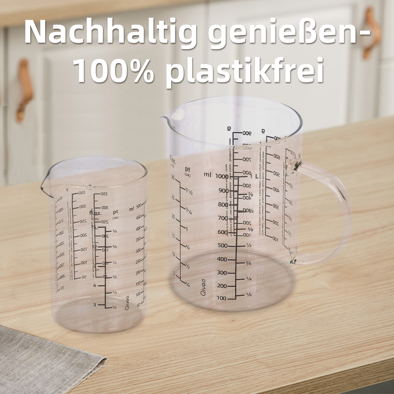 Zwei durchsichtige Messbecher aus Glas, beschriftet mit ml und oz, auf einem Holztisch.