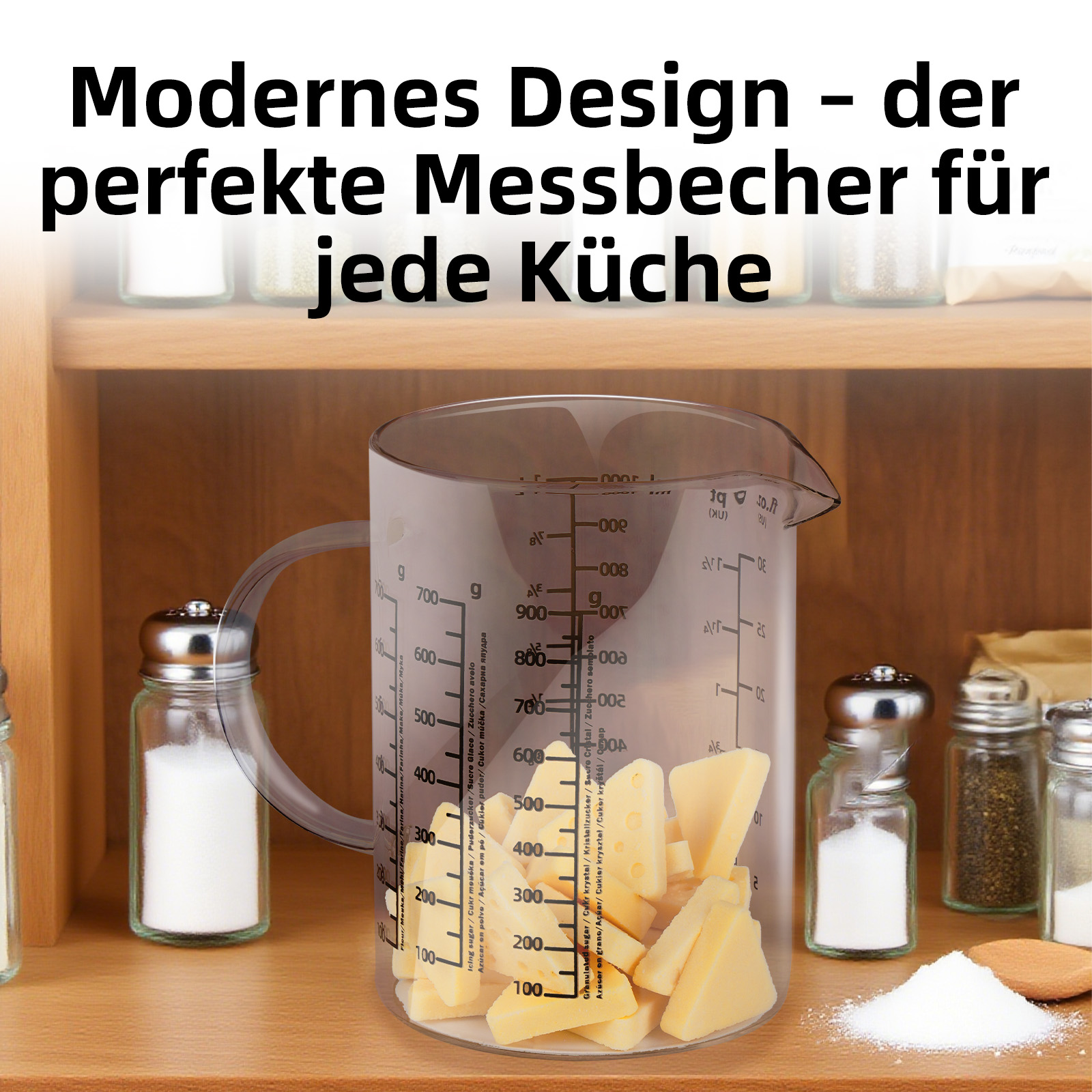 Messbecher mit Käsewürfeln und Gewürzgläsern auf einem Holzregal.