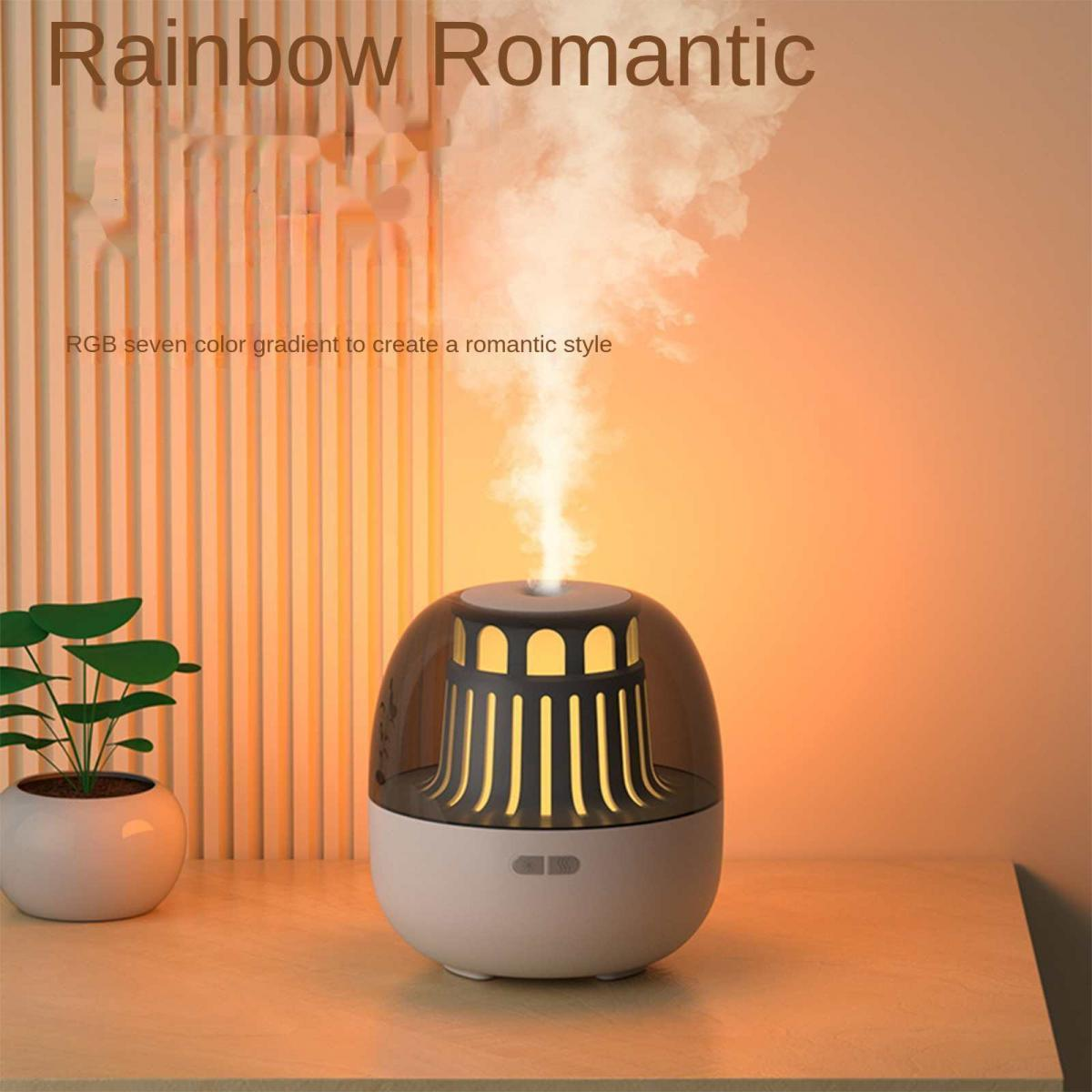 Ein diffuser mit RGB-Beleuchtung und Dampf, daneben eine Pflanze.