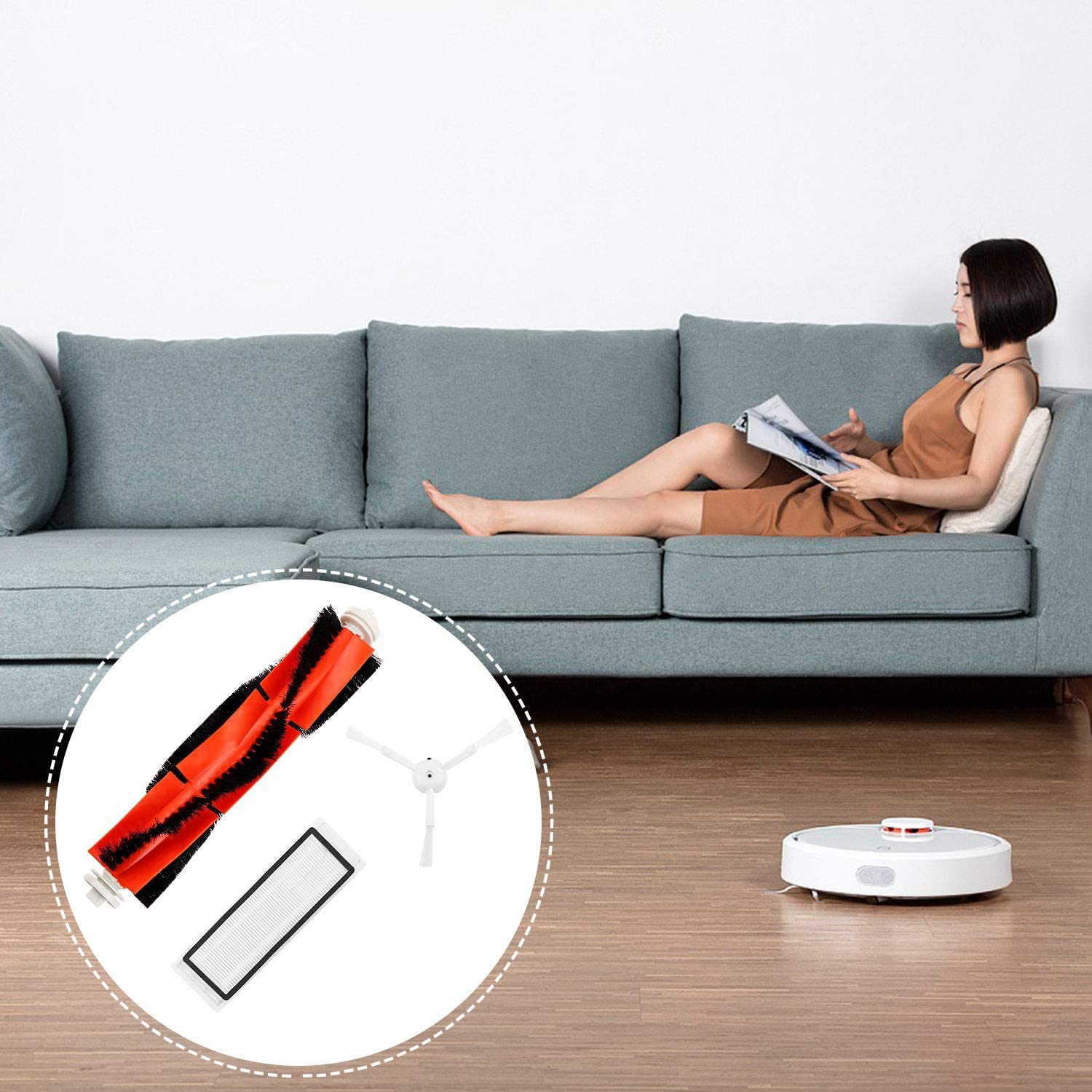 Ein Saugroboter reinigt den Boden, während eine Frau auf dem Sofa liest. Ersatzteile sind in einem Kreis abgebildet.