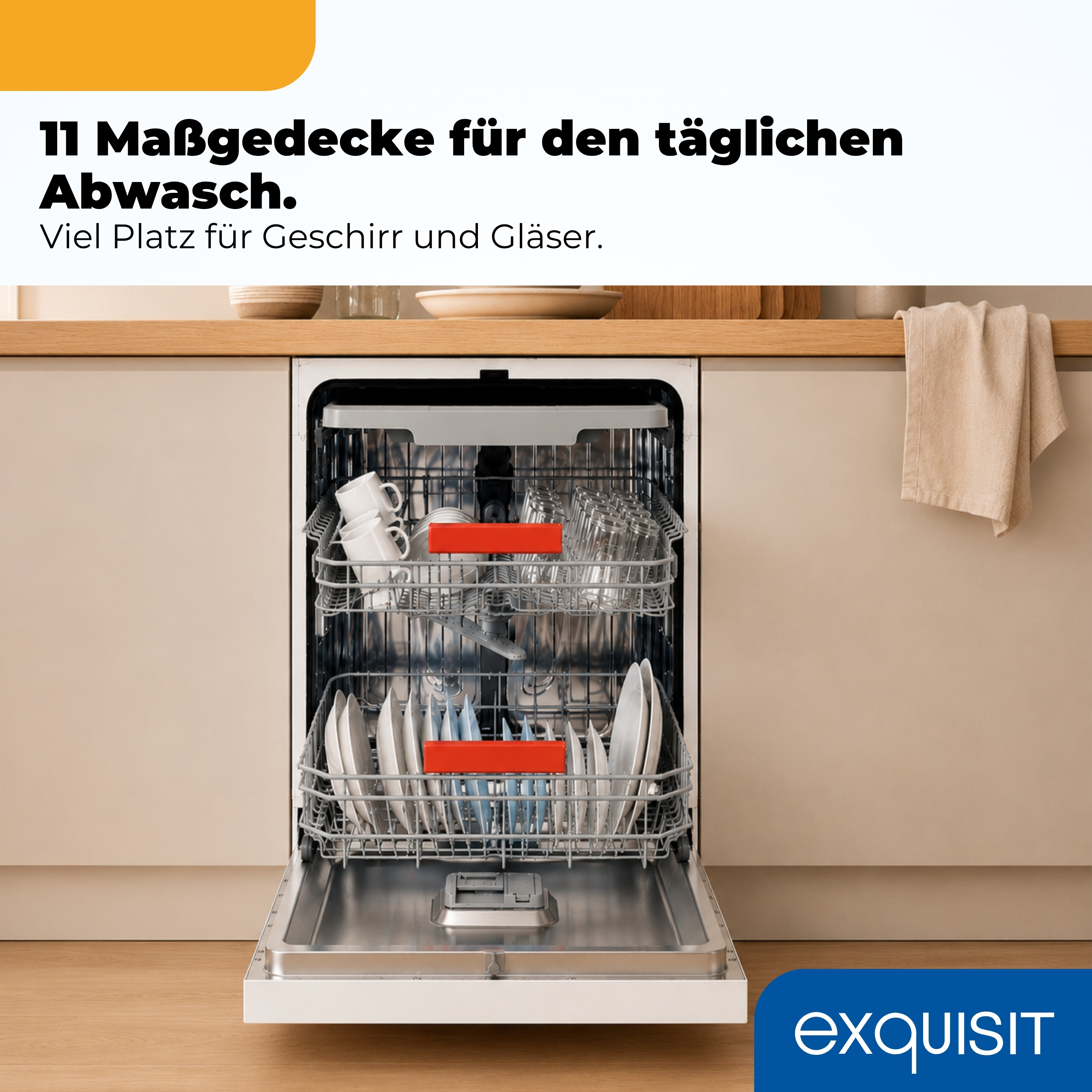 Ein offener Geschirrspüler mit Geschirr und Gläsern beladen.