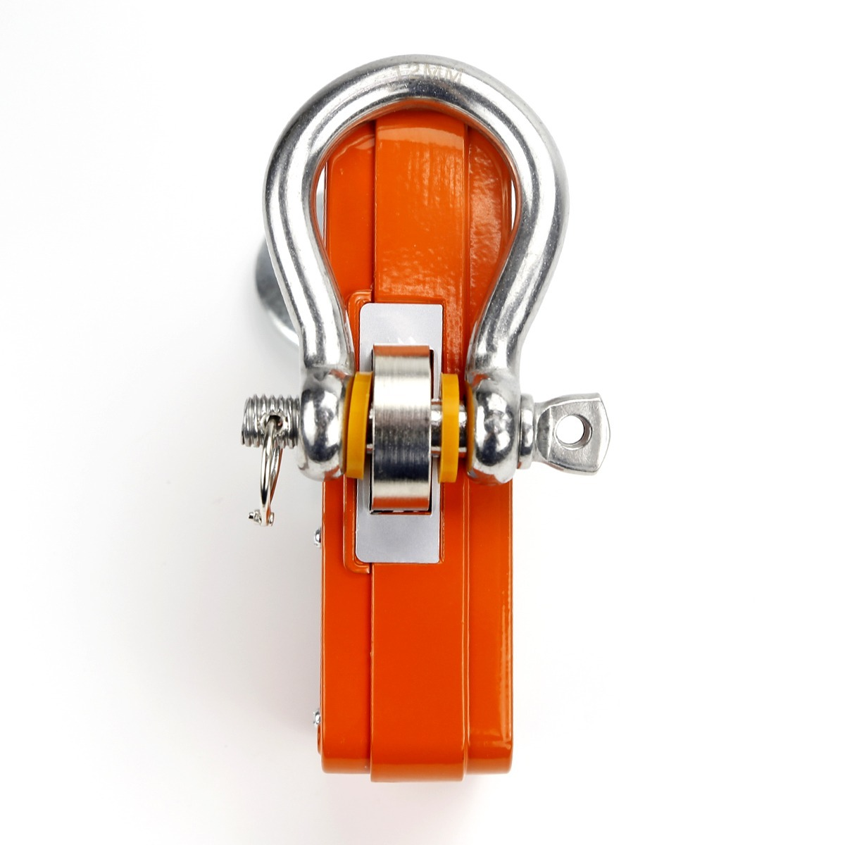 Nahaufnahme eines leuchtend orangefarbenen Schäkel mit einem silbernen U-förmigen Bolzen und einem Sicherungsclip auf weißem Hintergrund.
