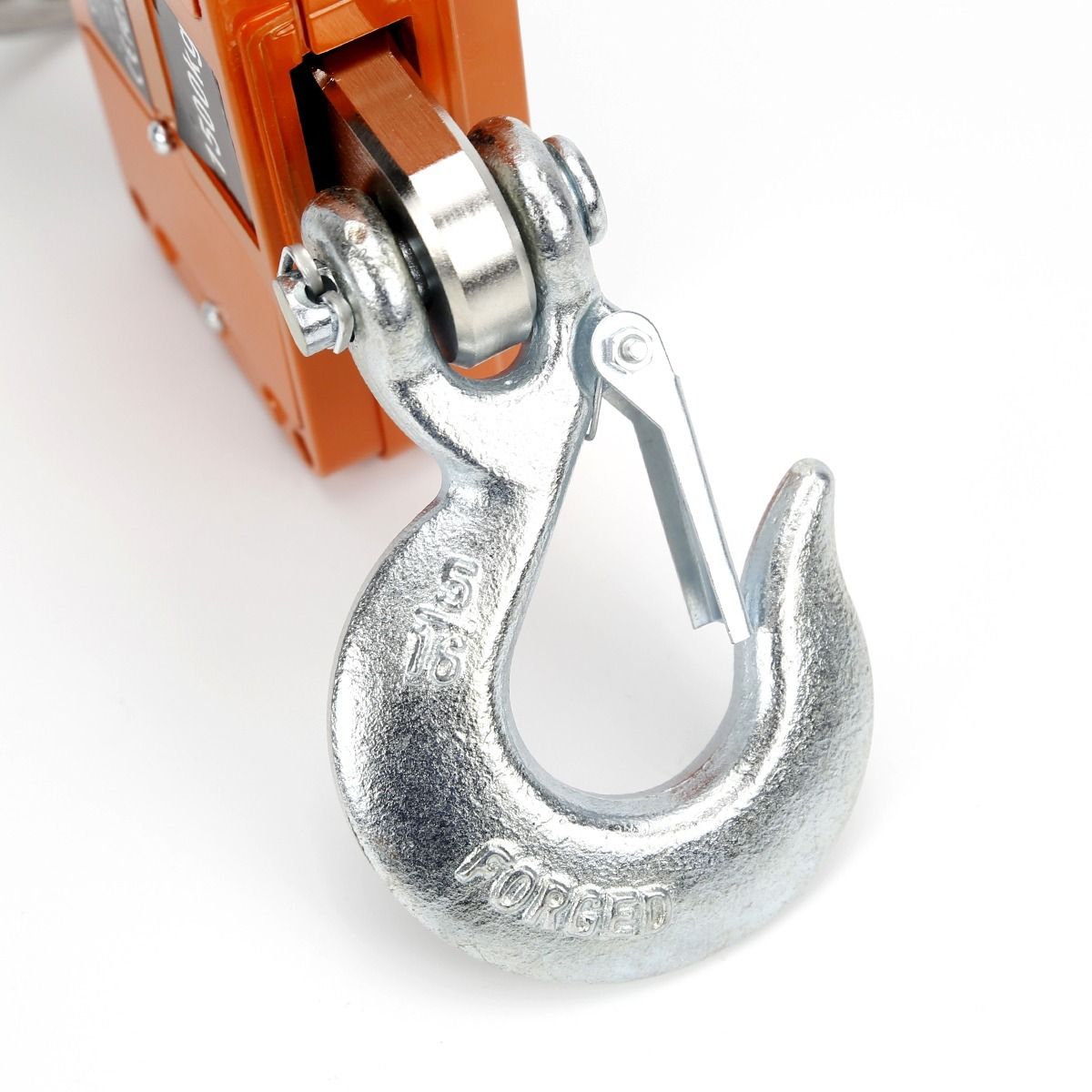Ein orangefarbener Hebezeug-Haken mit silbernem Haken und Rolle auf weißem Hintergrund.