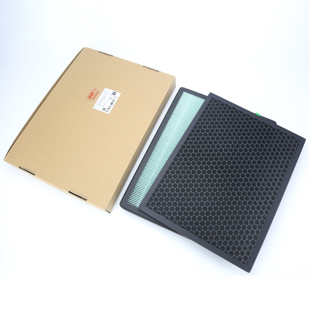 Ein Paket und zwei Luftfilter mit Wabengitter und lamellenartiger Oberfläche.