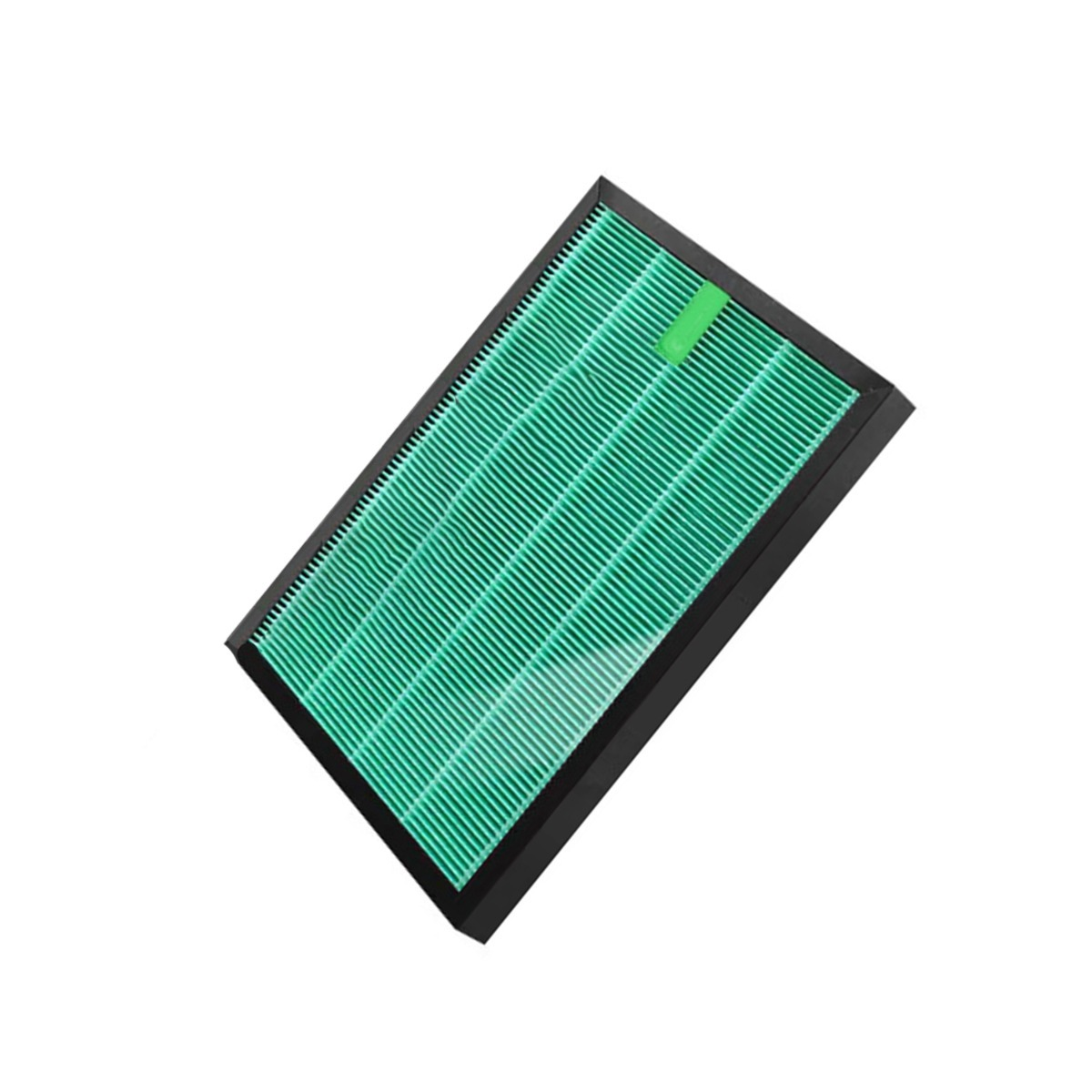 Ein grüner Luftfilter mit schwarzem Rahmen auf weißem Hintergrund.