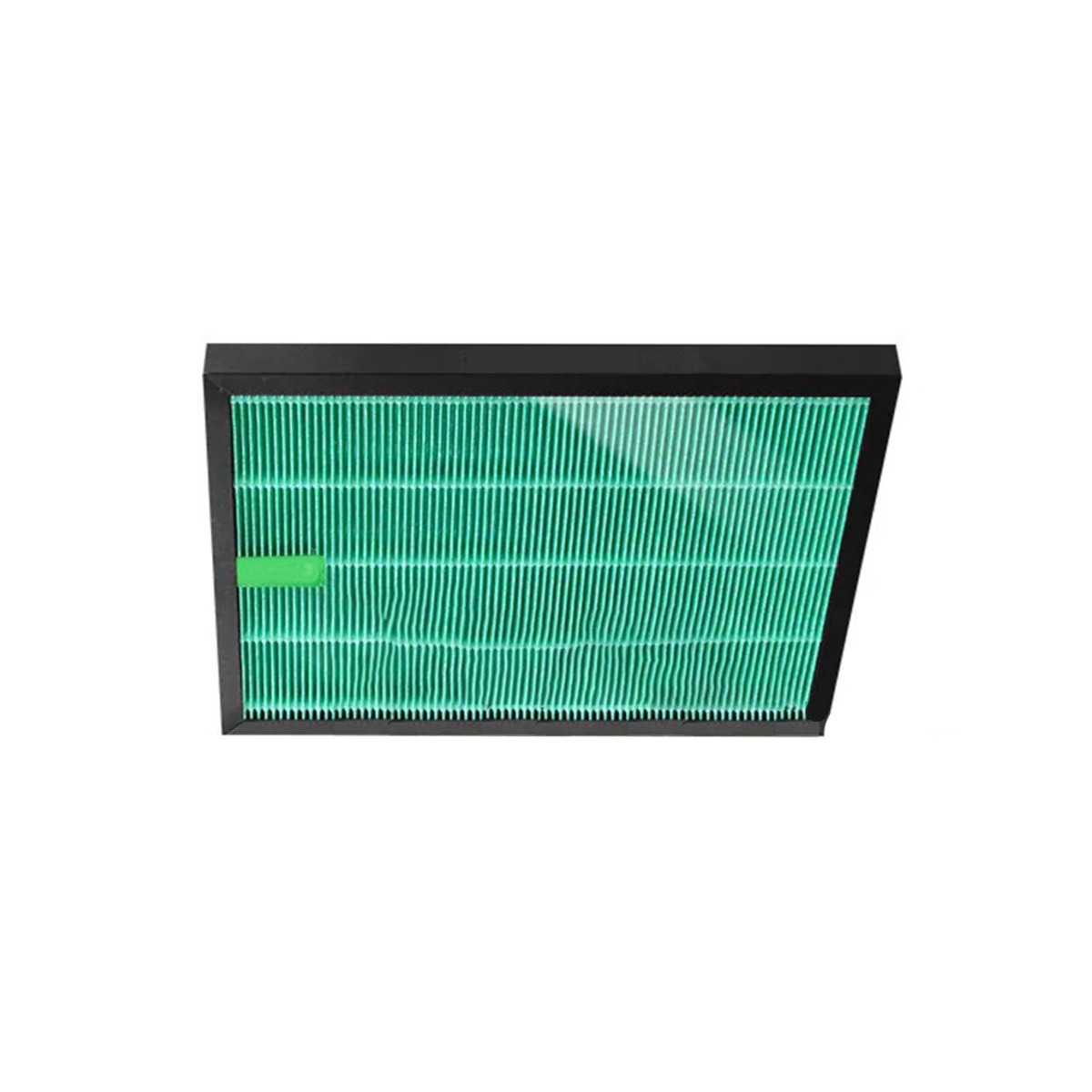 Ein grüner Luftfilter mit schwarzem Rahmen auf weißem Hintergrund.