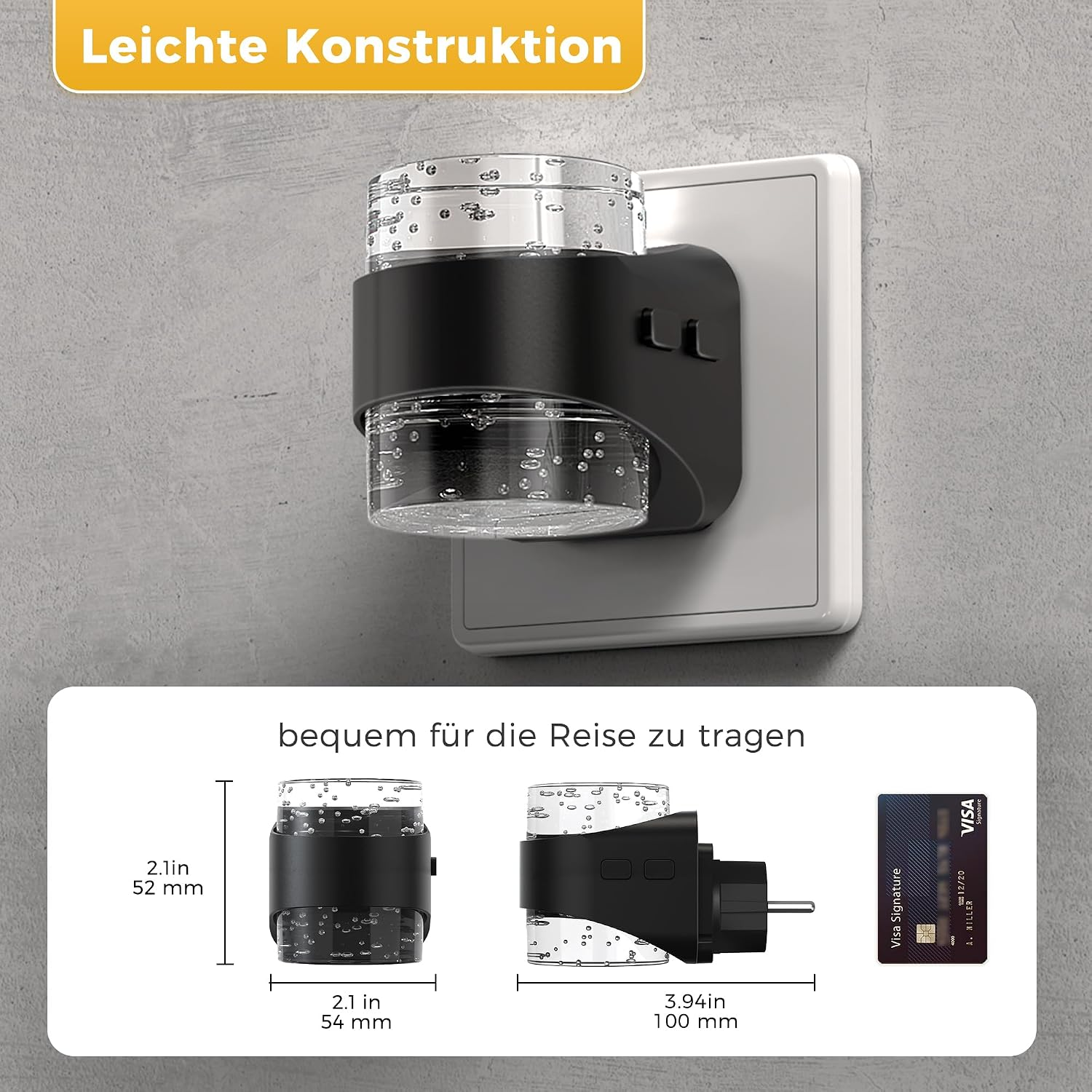Ein schwarzer und klarer Diffusor für ätherische Öle mit Blasen, der in eine weiße Steckdose an einer grauen Wand gesteckt ist. Maße sind angegeben.