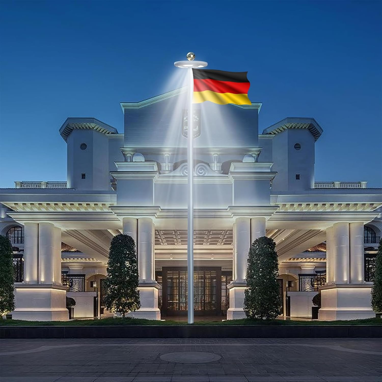 Deutsche Flagge weht vor einem hell erleuchteten Gebäude bei Nacht.