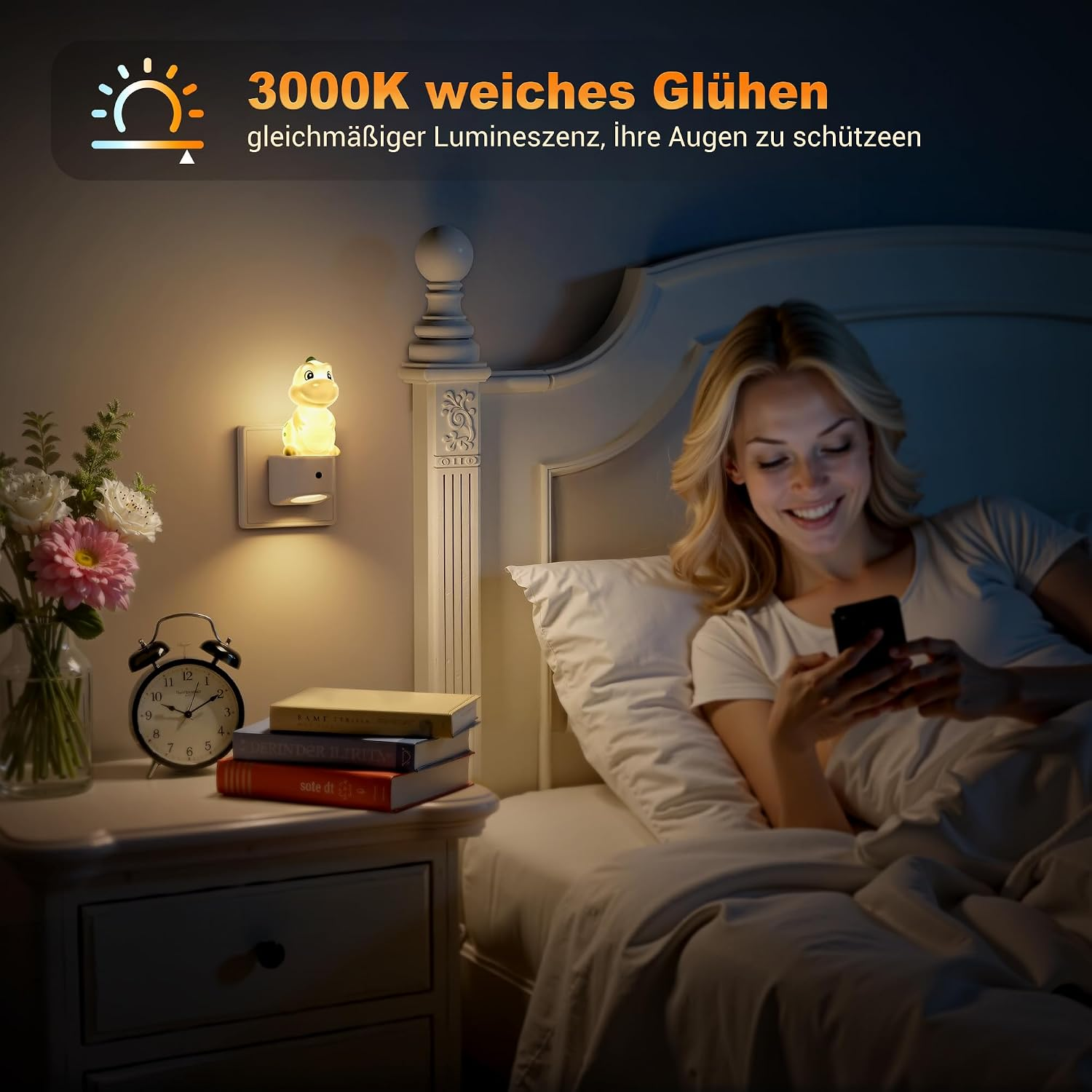 Eine Frau im Bett benutzt ihr Handy, ein Nachtlicht leuchtet an der Wand.