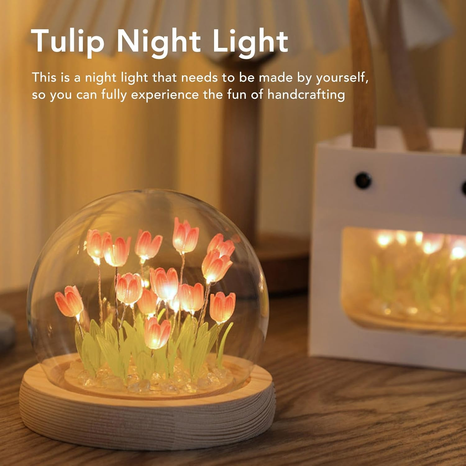 Eine selbstgemachte Nachttischlampe mit Tulpen unter einer Glasglocke.