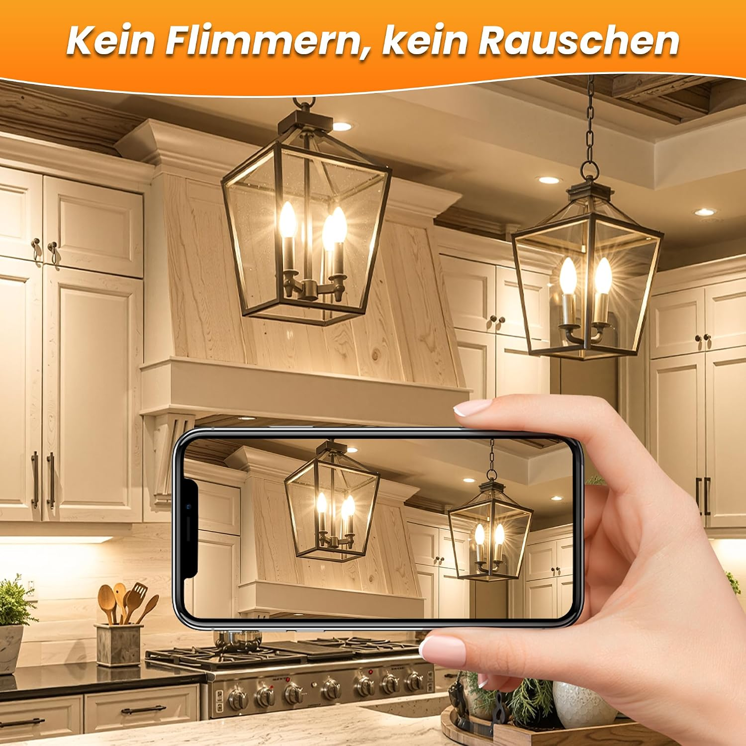 Eine Hand hält ein Smartphone, das eine Küche mit Hängelampen zeigt.