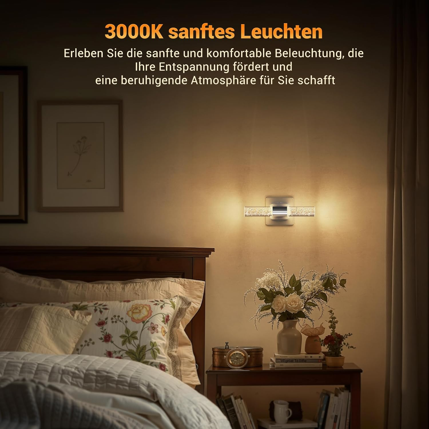 Ein Nachttisch neben einem Bett, beleuchtet von einer Wandlampe.
