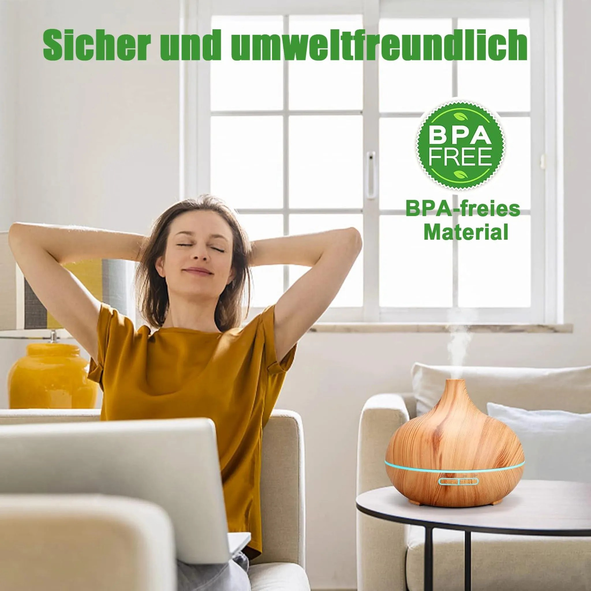 Frau entspannt sich mit einem Diffusor im Wohnzimmer neben einem Fenster.