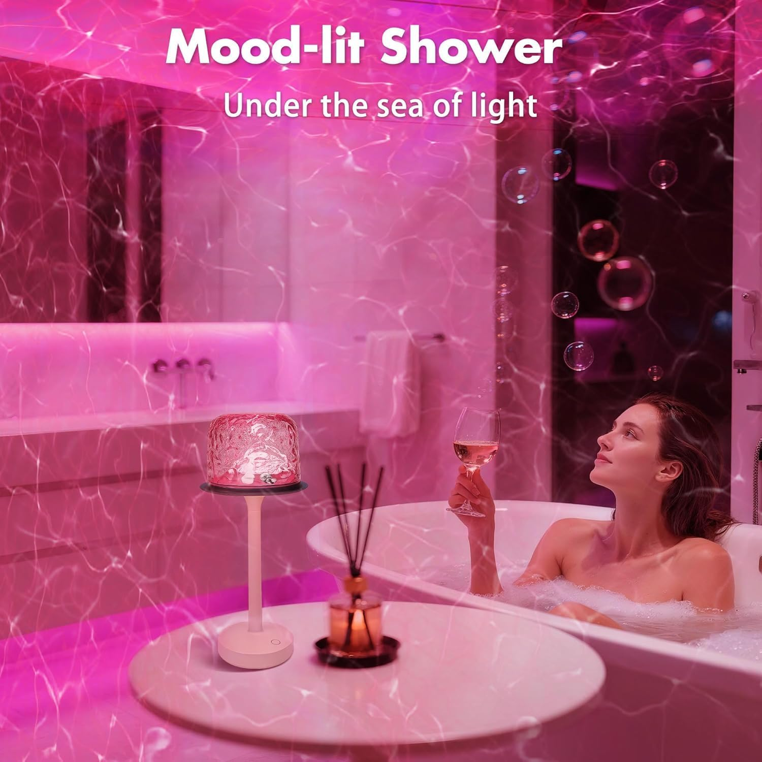 Frau in Badewanne mit Wein, Stimmungsbeleuchtung und Blasen. Stimmungsbeleuchtetes Dusch.