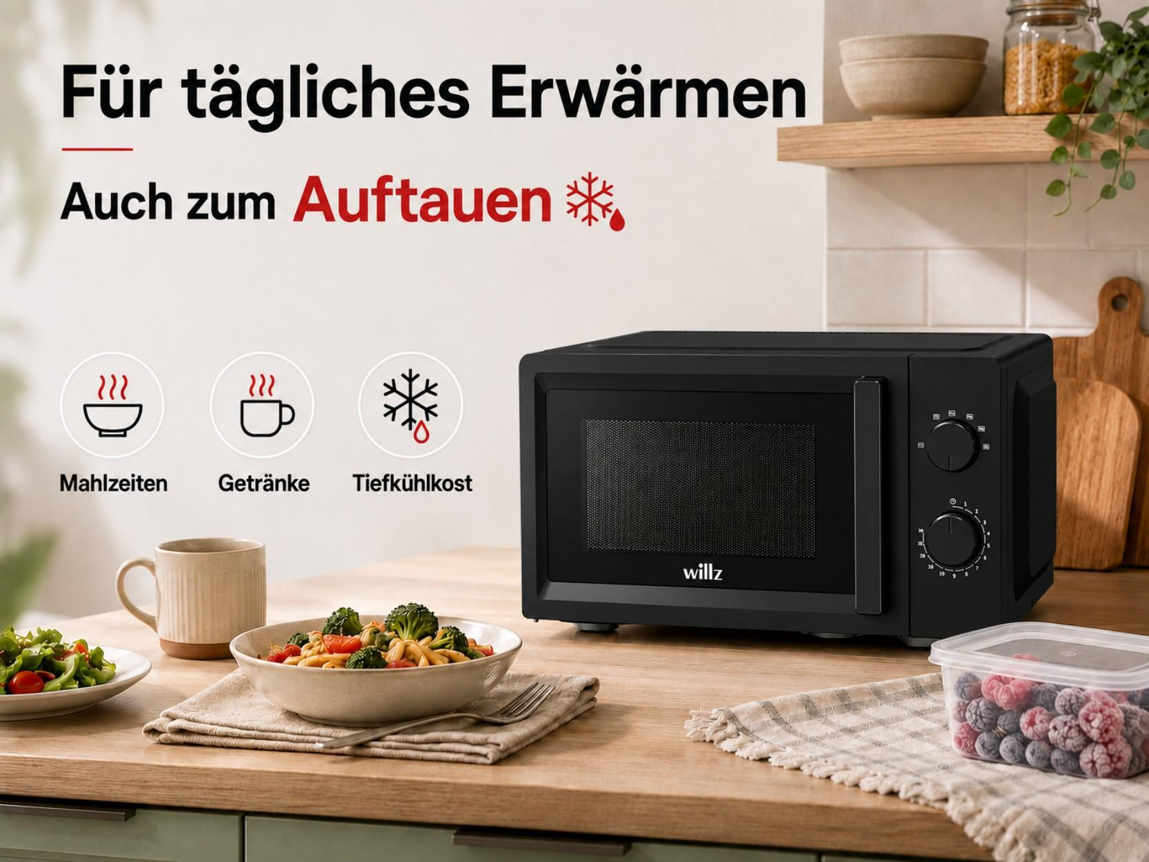 Schwarze Mikrowelle mit Speisen und gefrorenen Beeren.