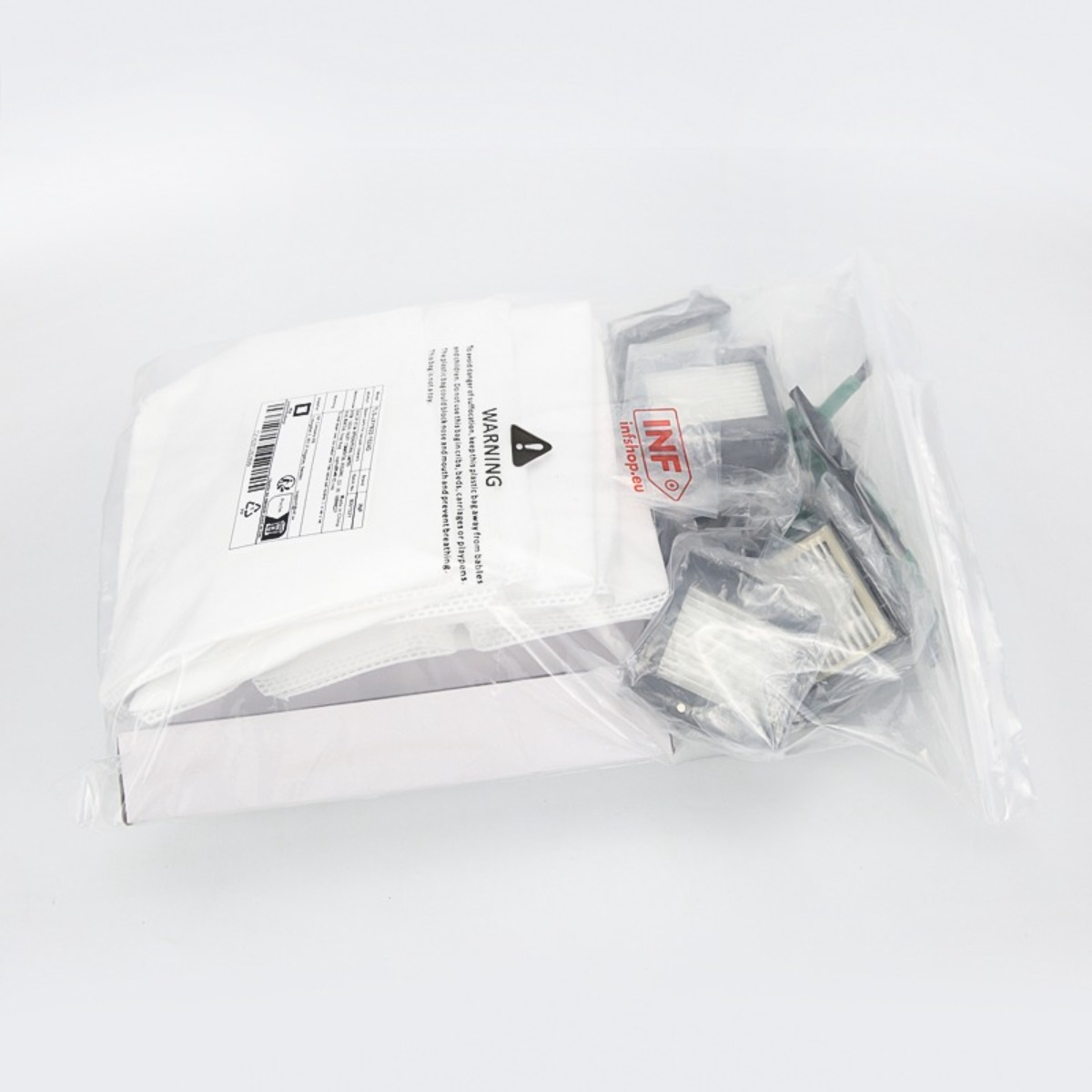 Ein Paket mit Staubsaugerbeuteln und Filtern in einer Plastiktüte.