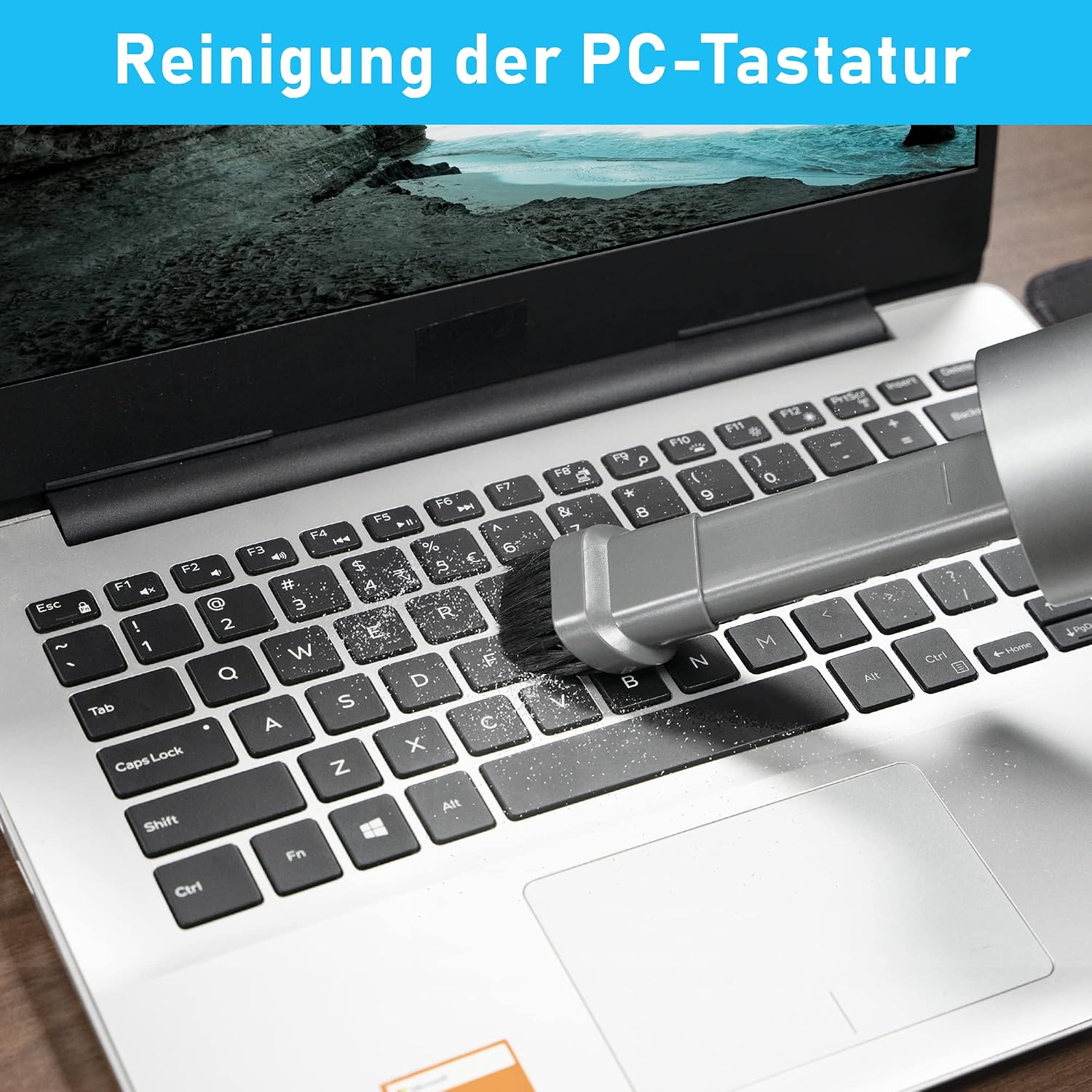 Eine Bürste reinigt eine schmutzige Laptop-Tastatur.