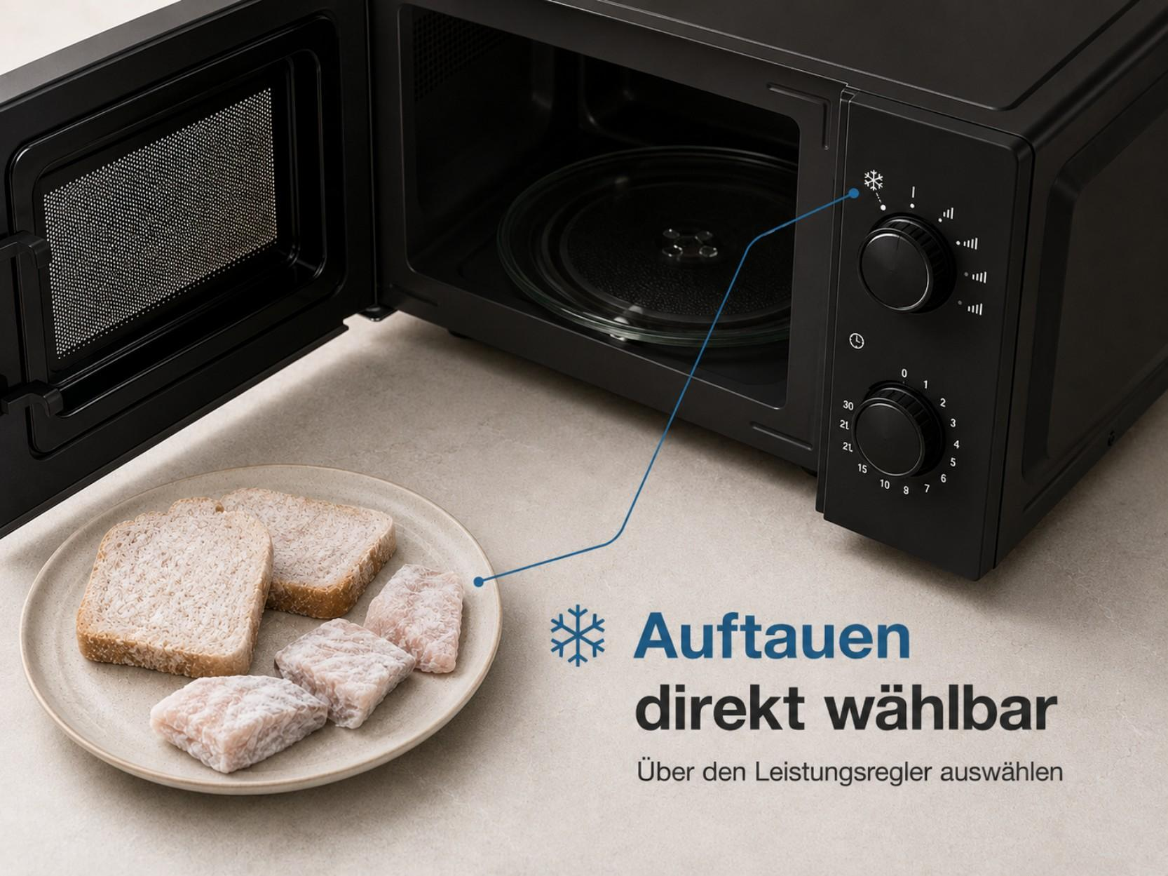 Schwarze Mikrowelle mit aufgetautem Brot und Fleisch auf einem Teller.