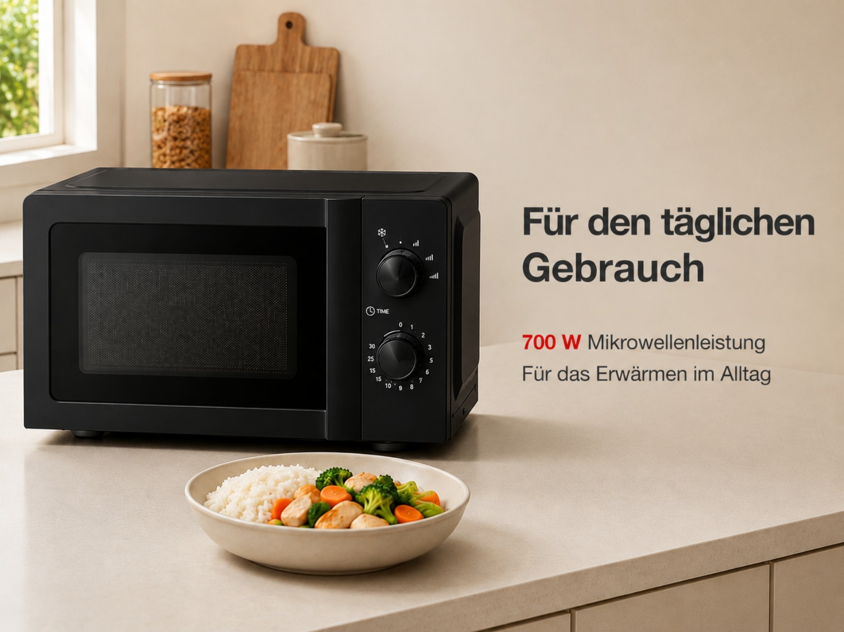 Schwarze Mikrowelle mit einer Schüssel Reis und Gemüse daneben.
