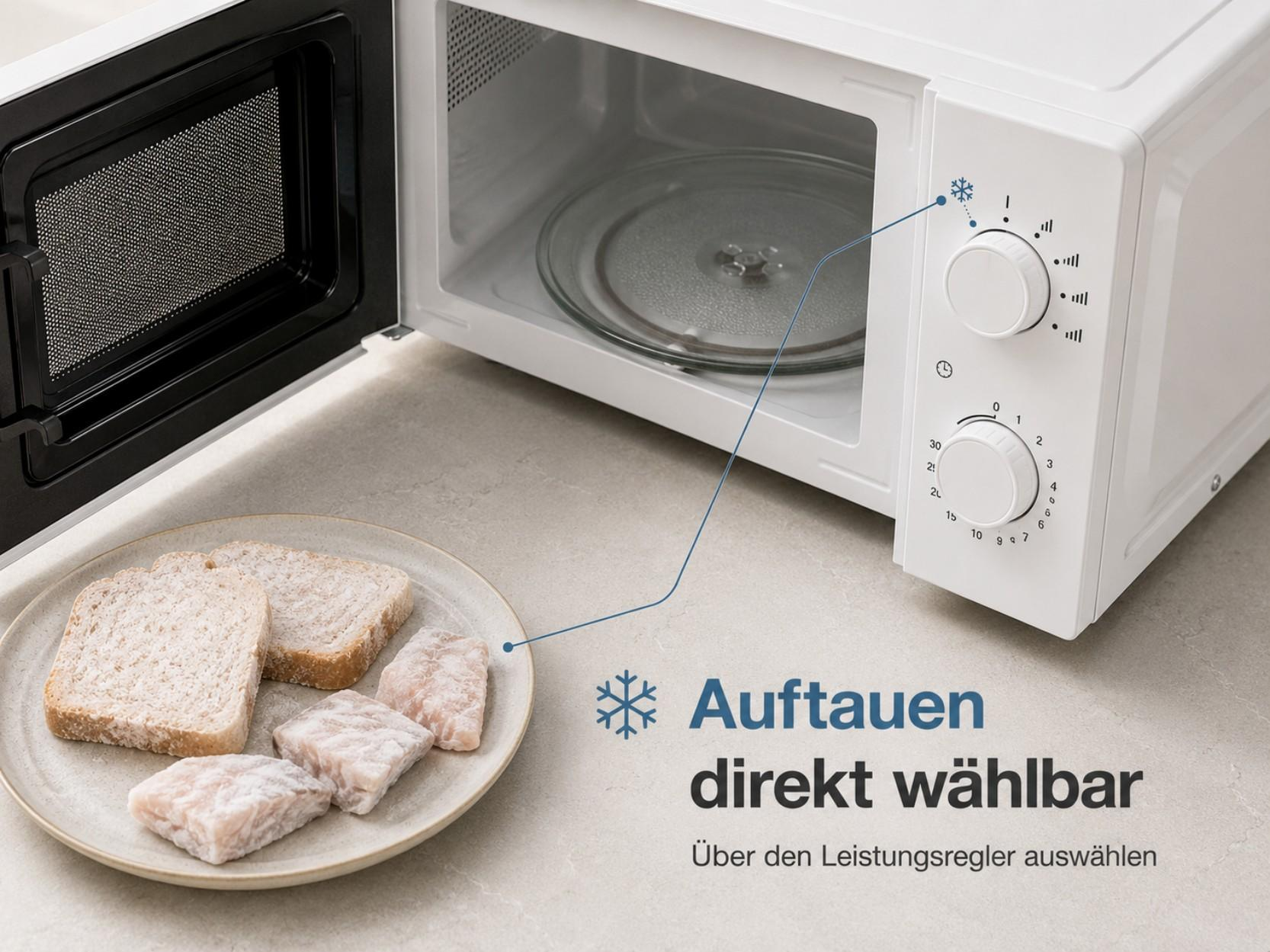Ein weißer Mikrowellenherd mit geöffneter Tür, Toastbrot und gefrorenem Fisch auf einem Teller.
