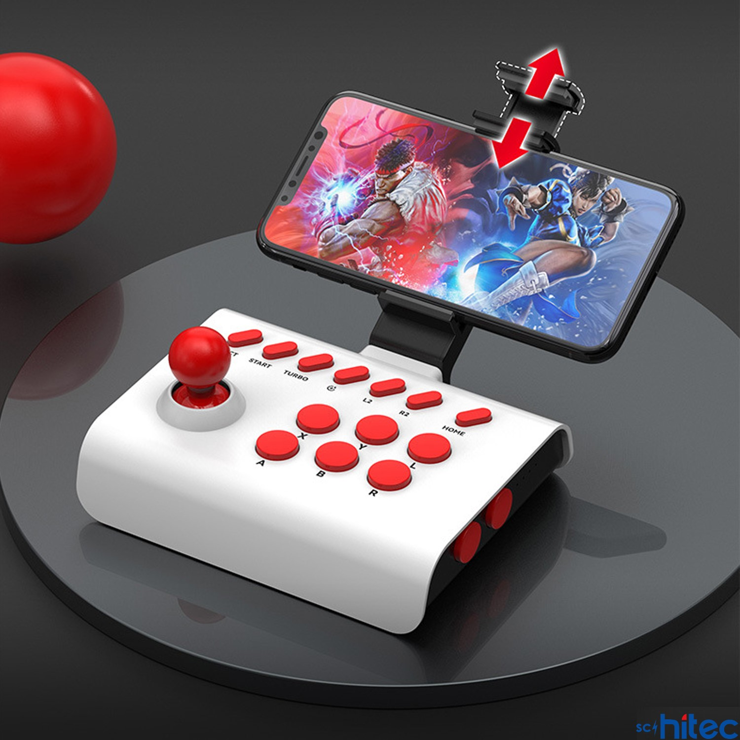 Kırmızı joystickli ve düğmeli beyaz bir arcade kontrolcüsü, dövüş oyunu oynayan bir akıllı telefon tutuyor.