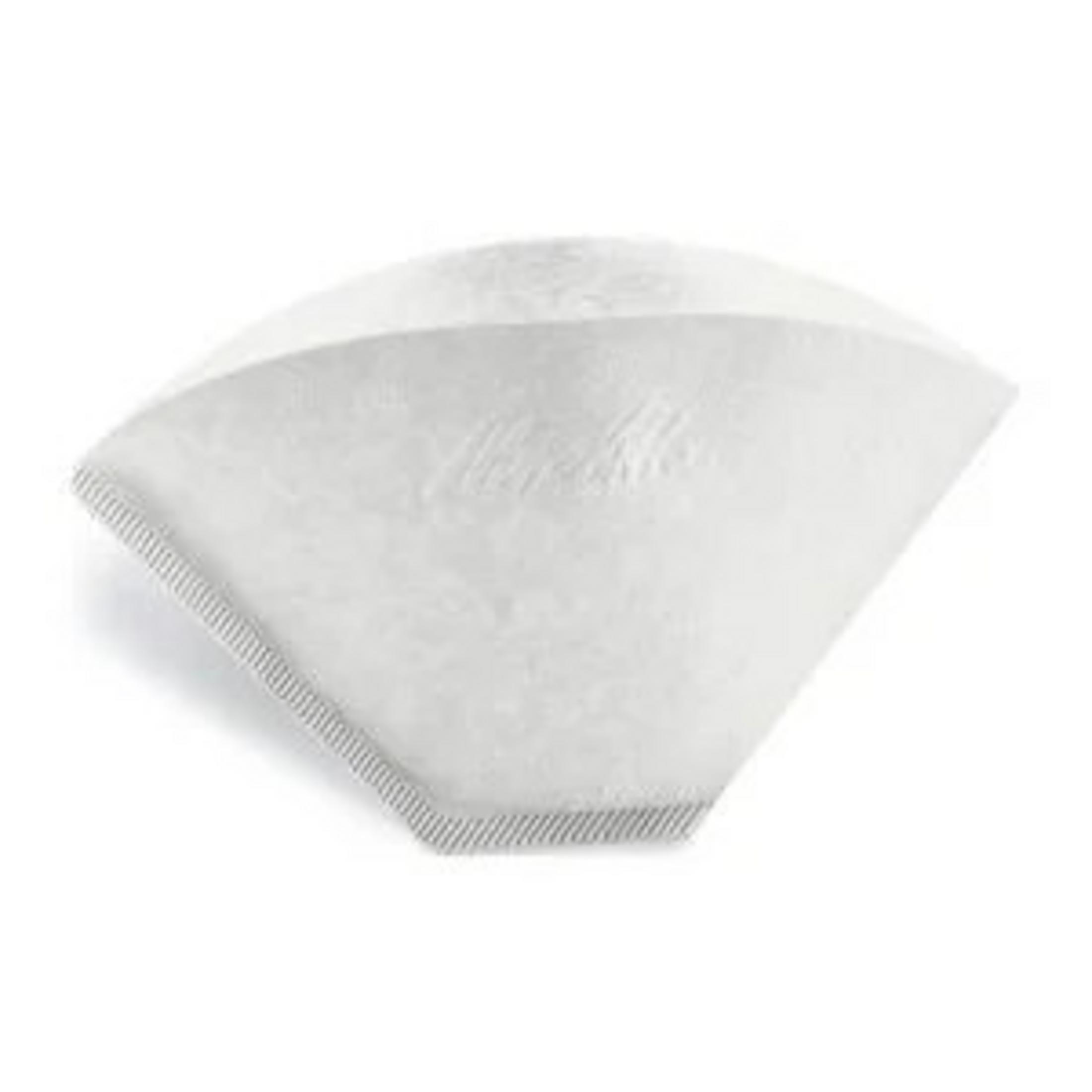 Ein weißer Papier-Kaffeefilter mit gefalteten Nähten.