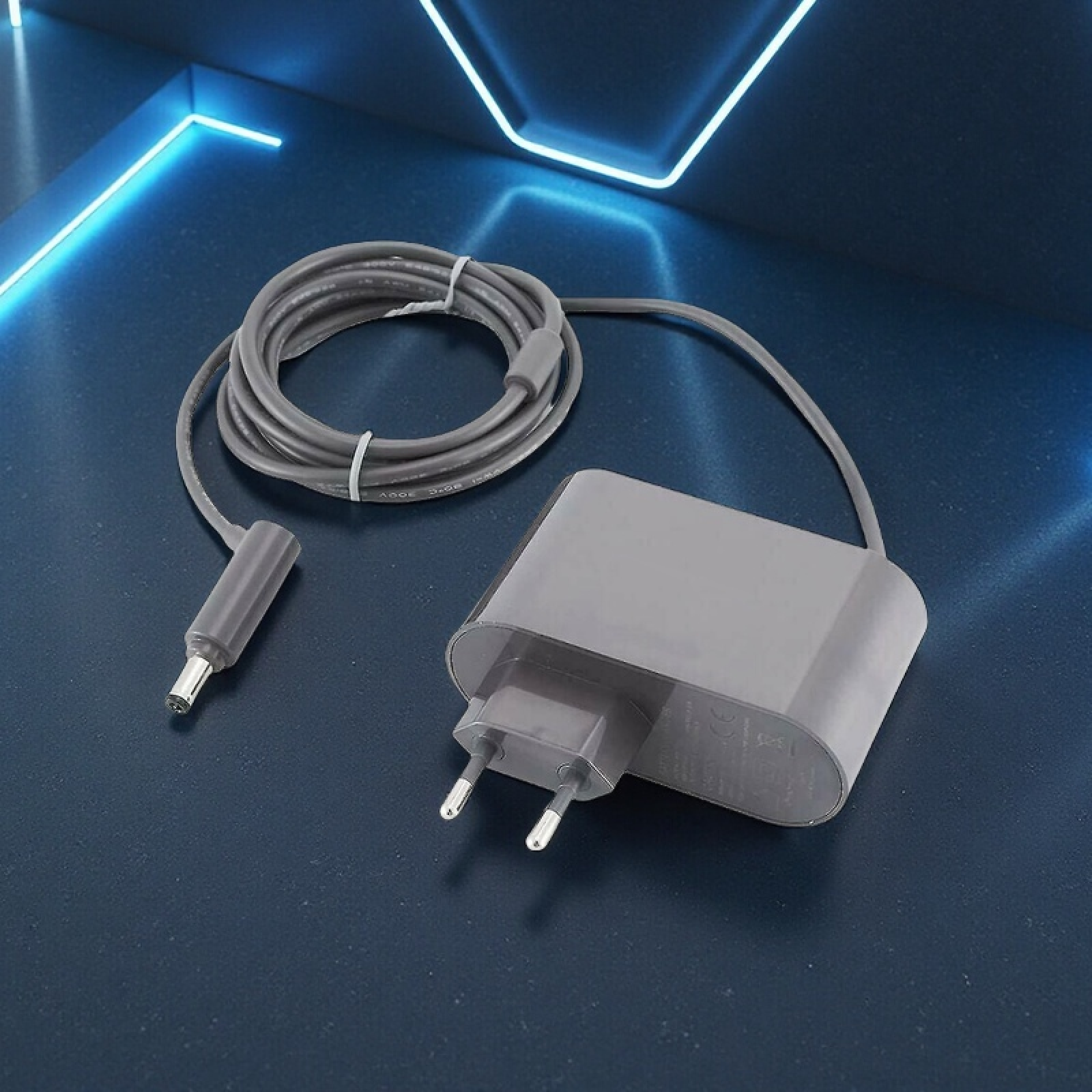 Ein graues Ladegerät mit einem gewickelten Kabel und einem Stecker