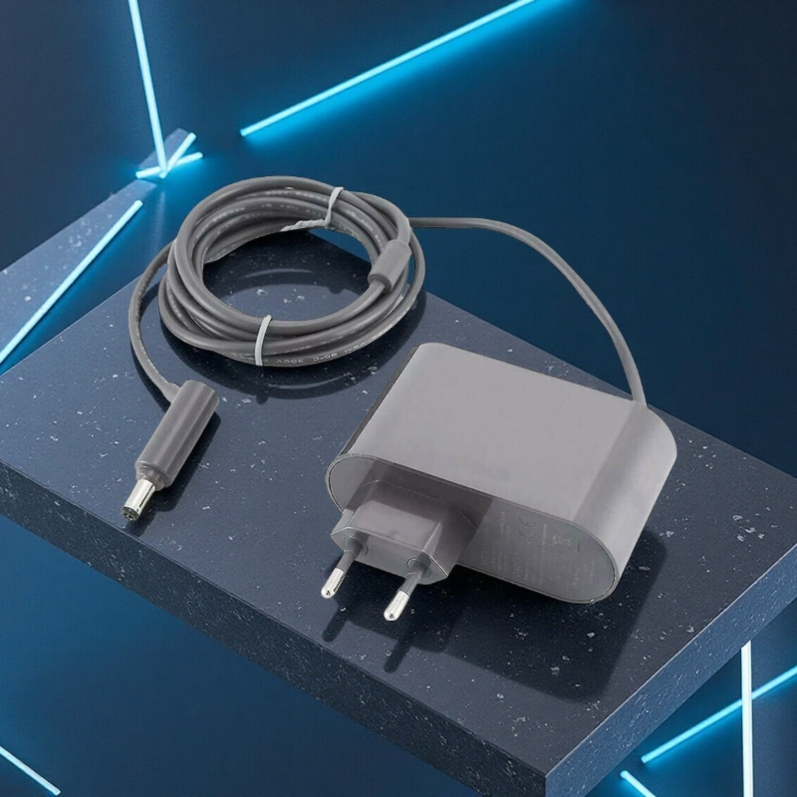 Grauer Netzstecker mit Kabel auf schwarzer Marmorplatte, blaue Neonlichter im Hintergrund.