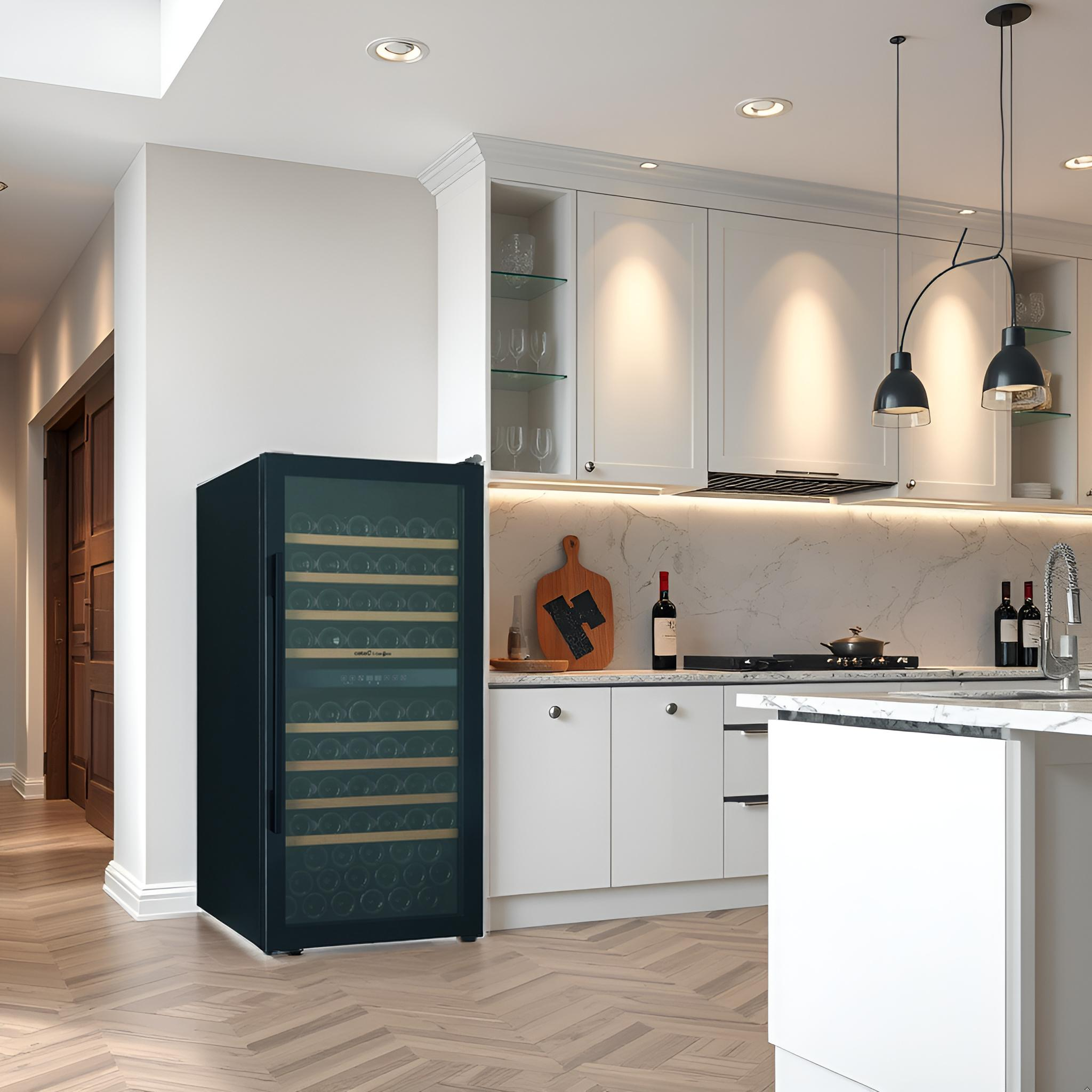 Una vinoteca negra se encuentra en una cocina moderna con gabinetes blancos.