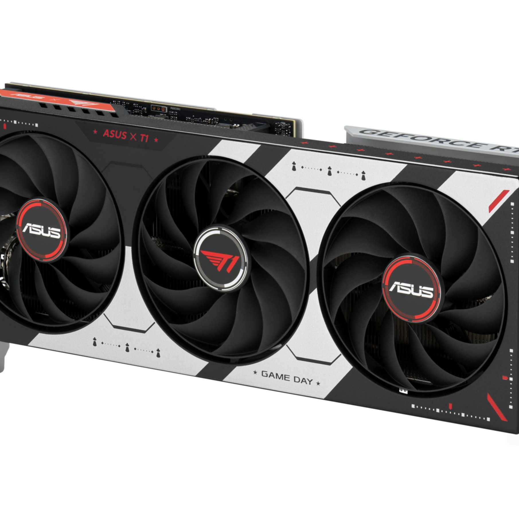 Ein schwarzer ASUS-Grafikkarte mit drei Lüftern und silbernen Akzenten.