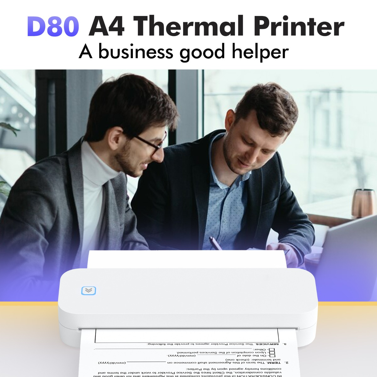 Due uomini guardano un documento stampato da una stampante portatile.