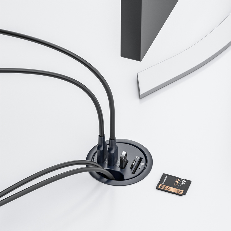 Schwarzer Kabeldurchlass mit USB-Anschlüssen, SD-Kartenleser, USB-Stick und SD-Karte.