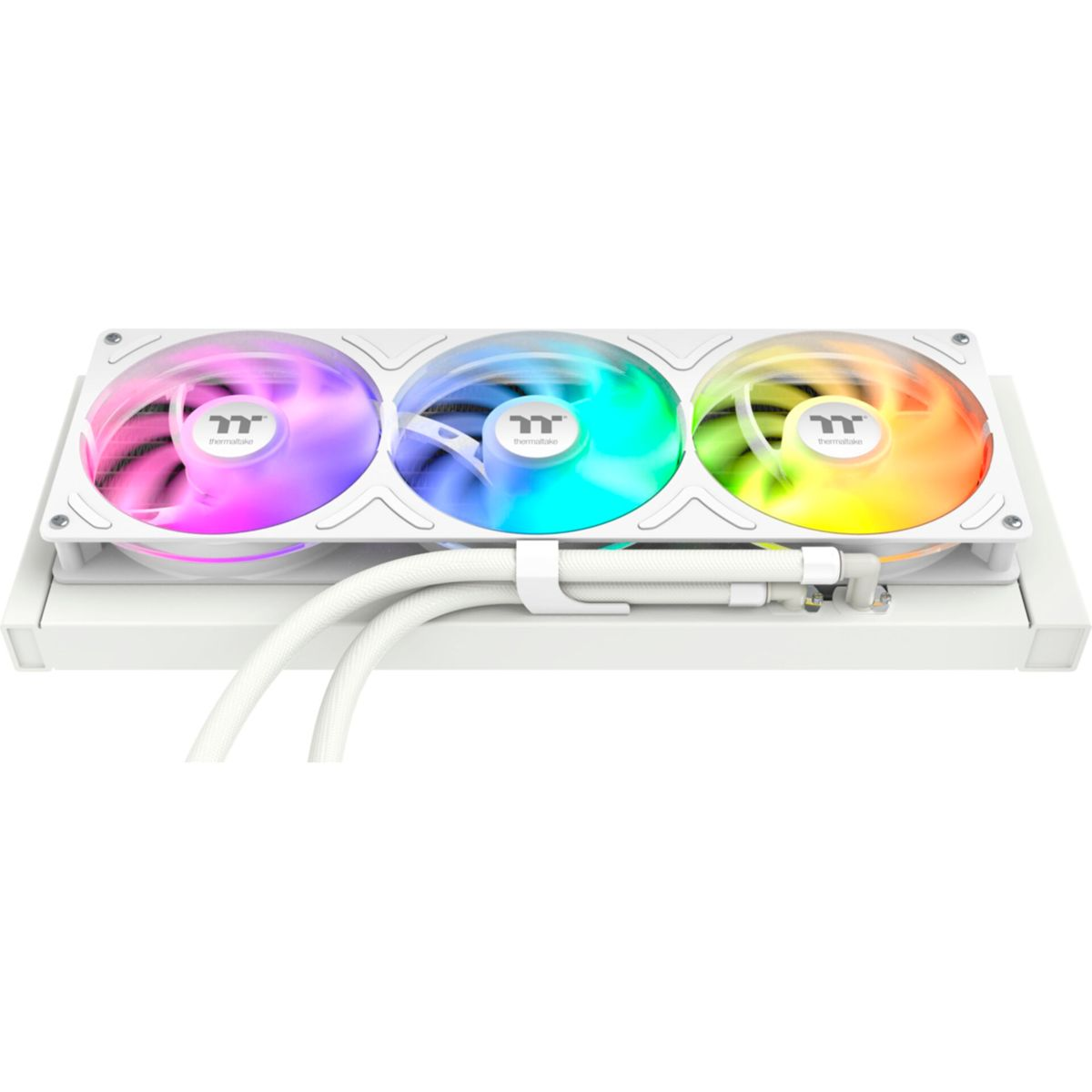 Drei weiße Computerlüfter mit regenbogenfarbenen LED-Lichtern sind horizontal auf einer weißen Basis angeordnet.