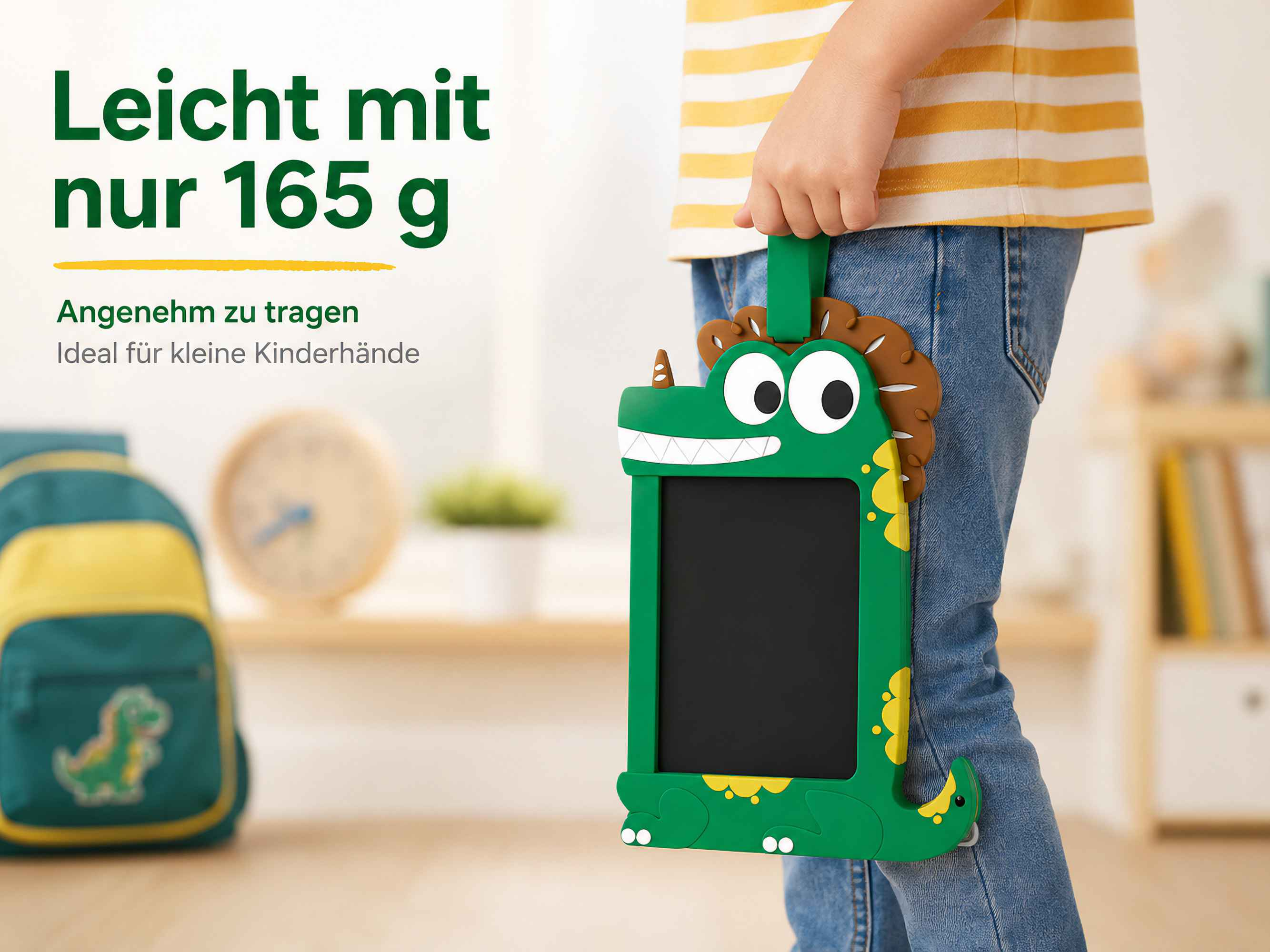 Ein Kind hält ein grünes Dinosaurier-Schreibtafel-Spielzeug. Ein Rucksack ist links.
