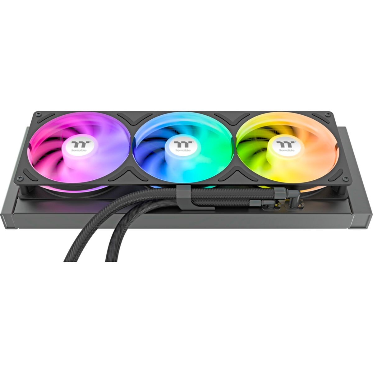 Drei PC-Lüfter mit RGB-Beleuchtung auf schwarzem Kühler und Schläuchen.