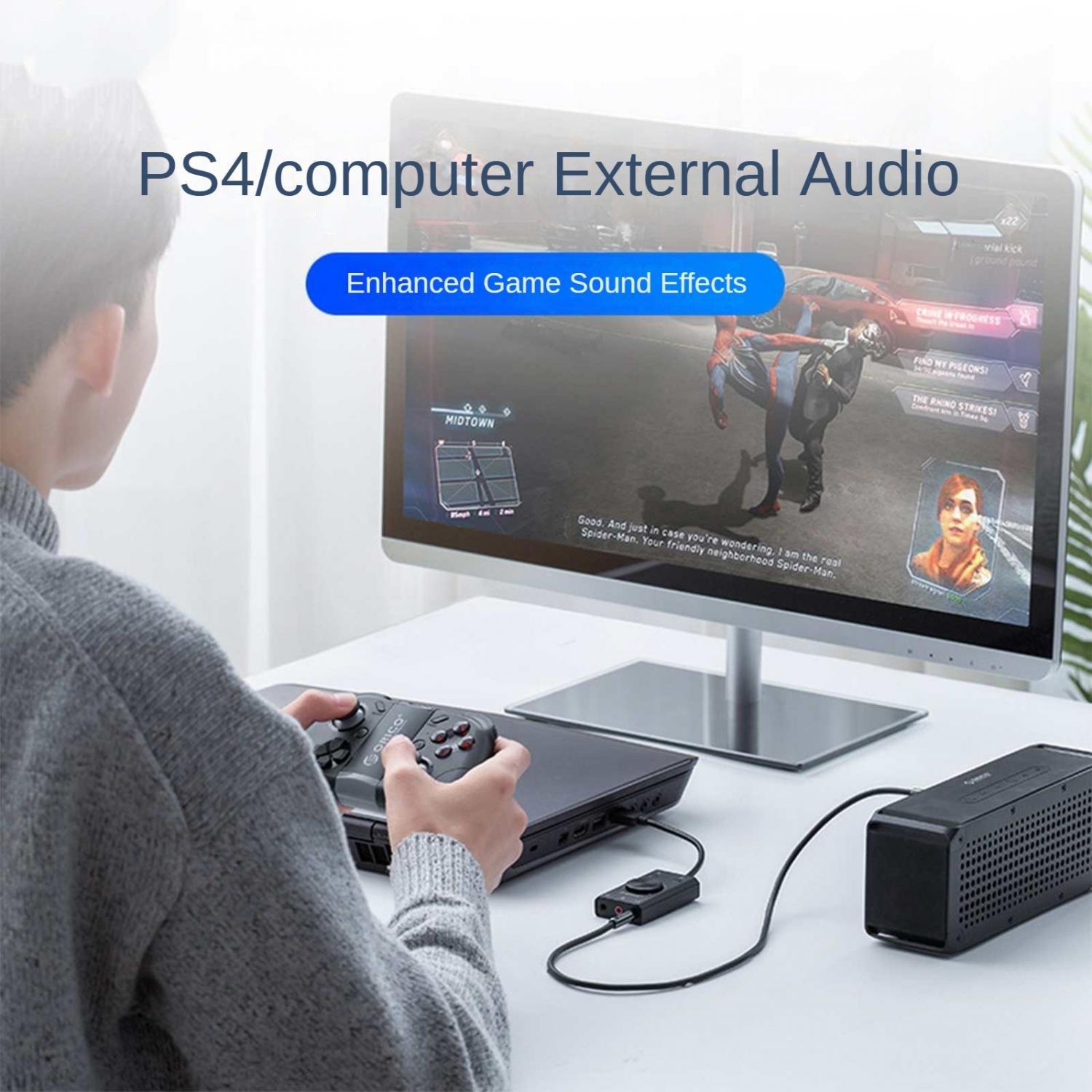 Ein Mann spielt mit einem Controller, verbunden mit einem externen Audiogerät.