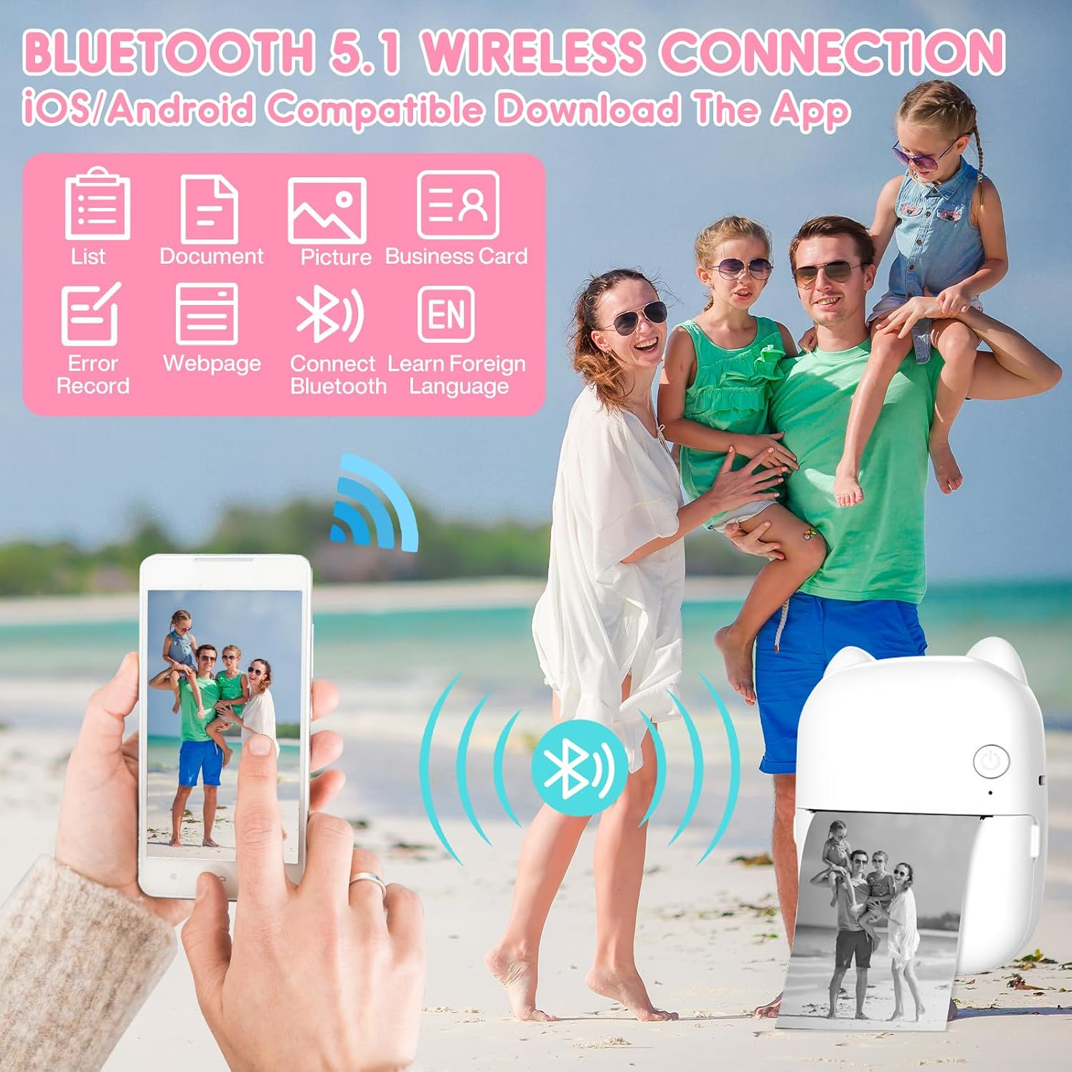 Familie am Strand, druckt Foto vom Handy auf einem tragbaren Drucker.