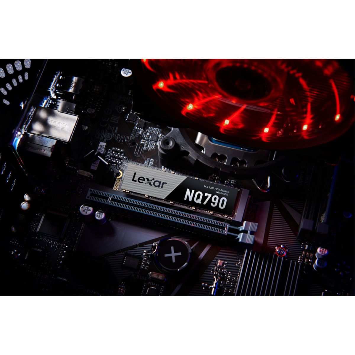 Lexar NQ790 M.2 SSD auf einem Motherboard mit rotem Lüfter.