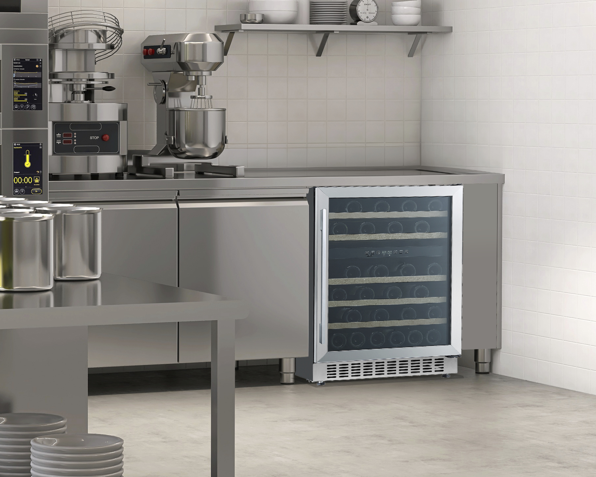 Cocina comercial con batidoras, enfriador de vino y pilas de platos.